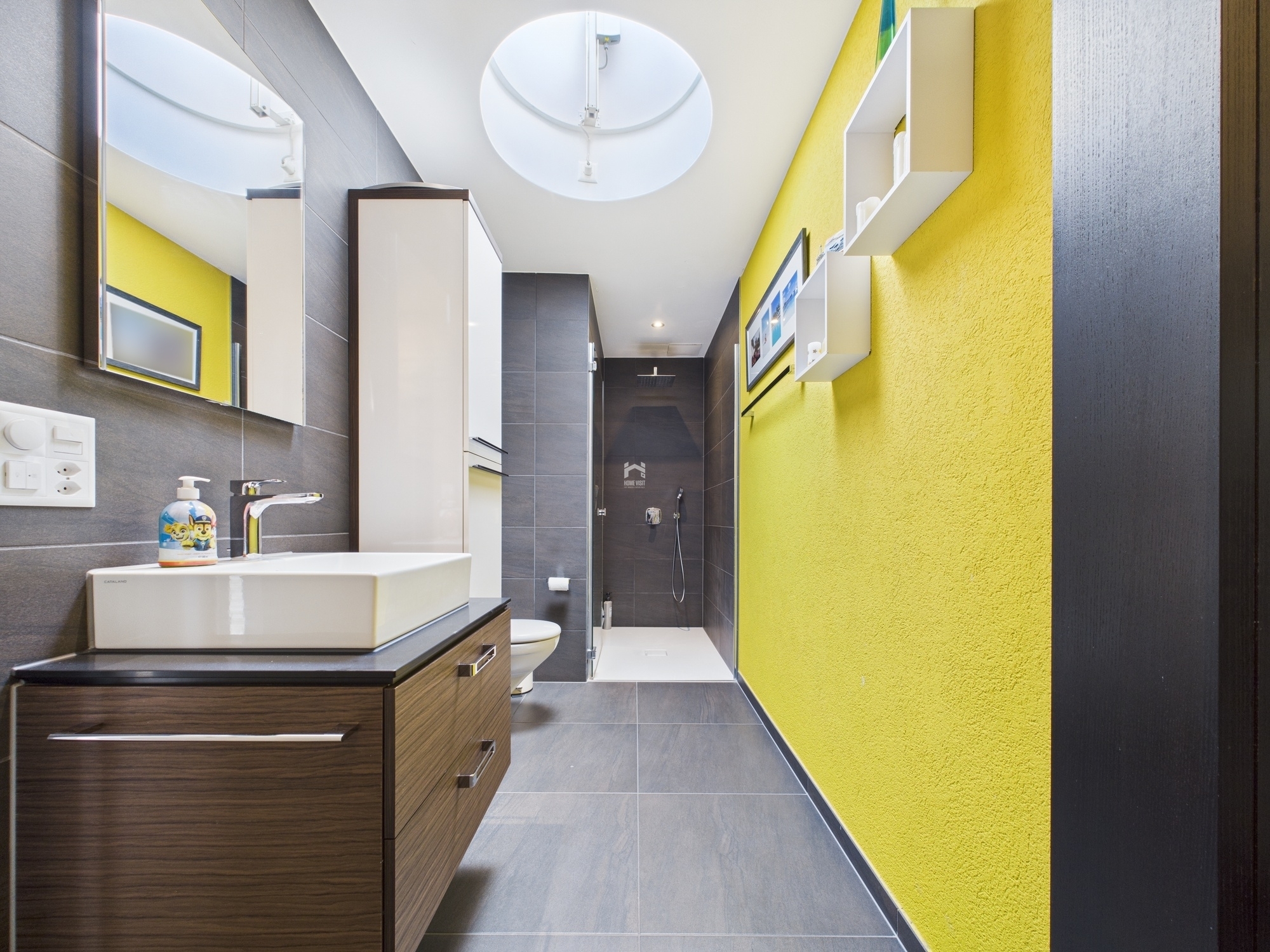 Modernes Badezimmer mit schmalem Grundriss
