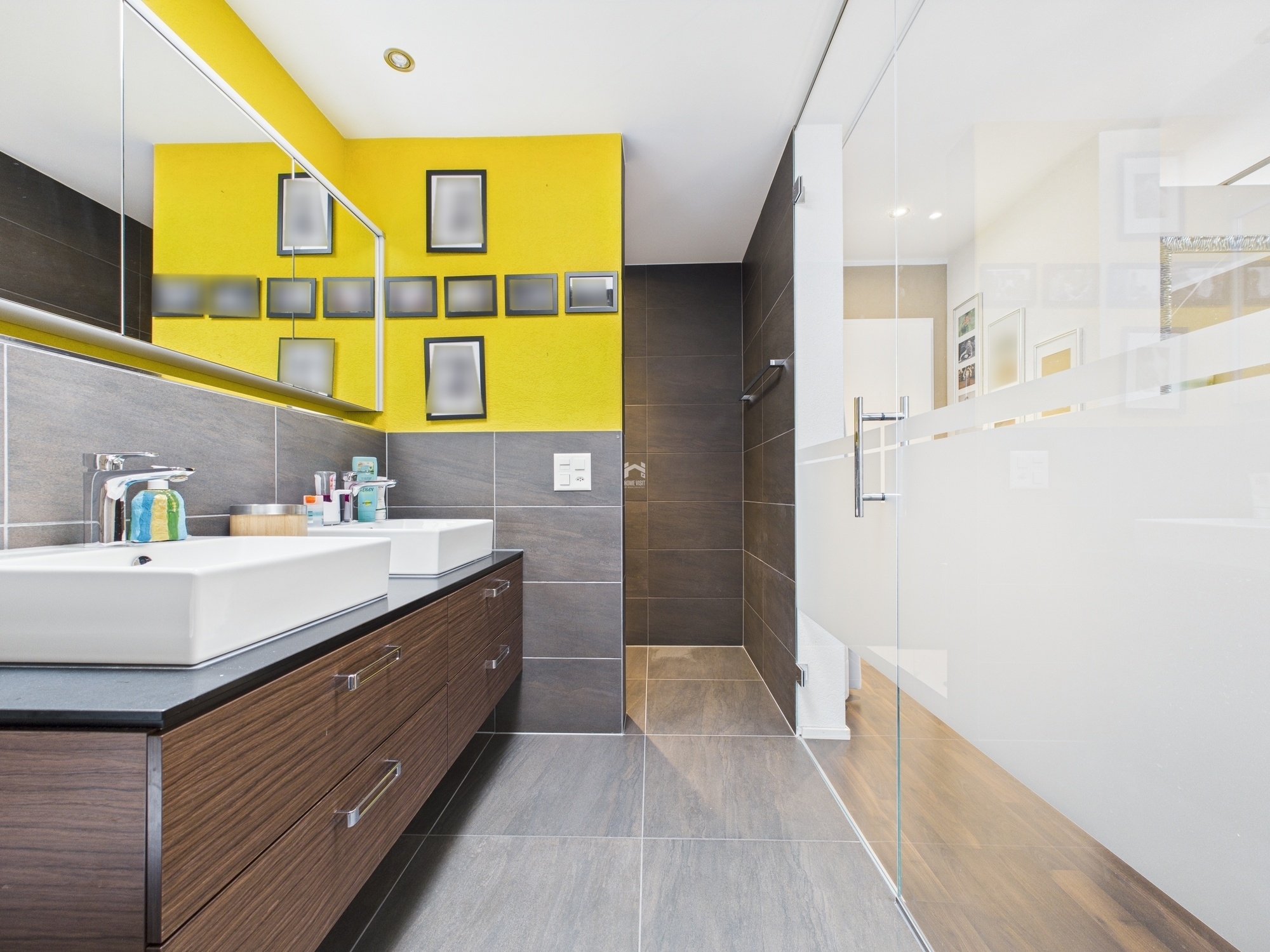 Modernes Badezimmer mit Doppelwaschtisch und Glasdusche