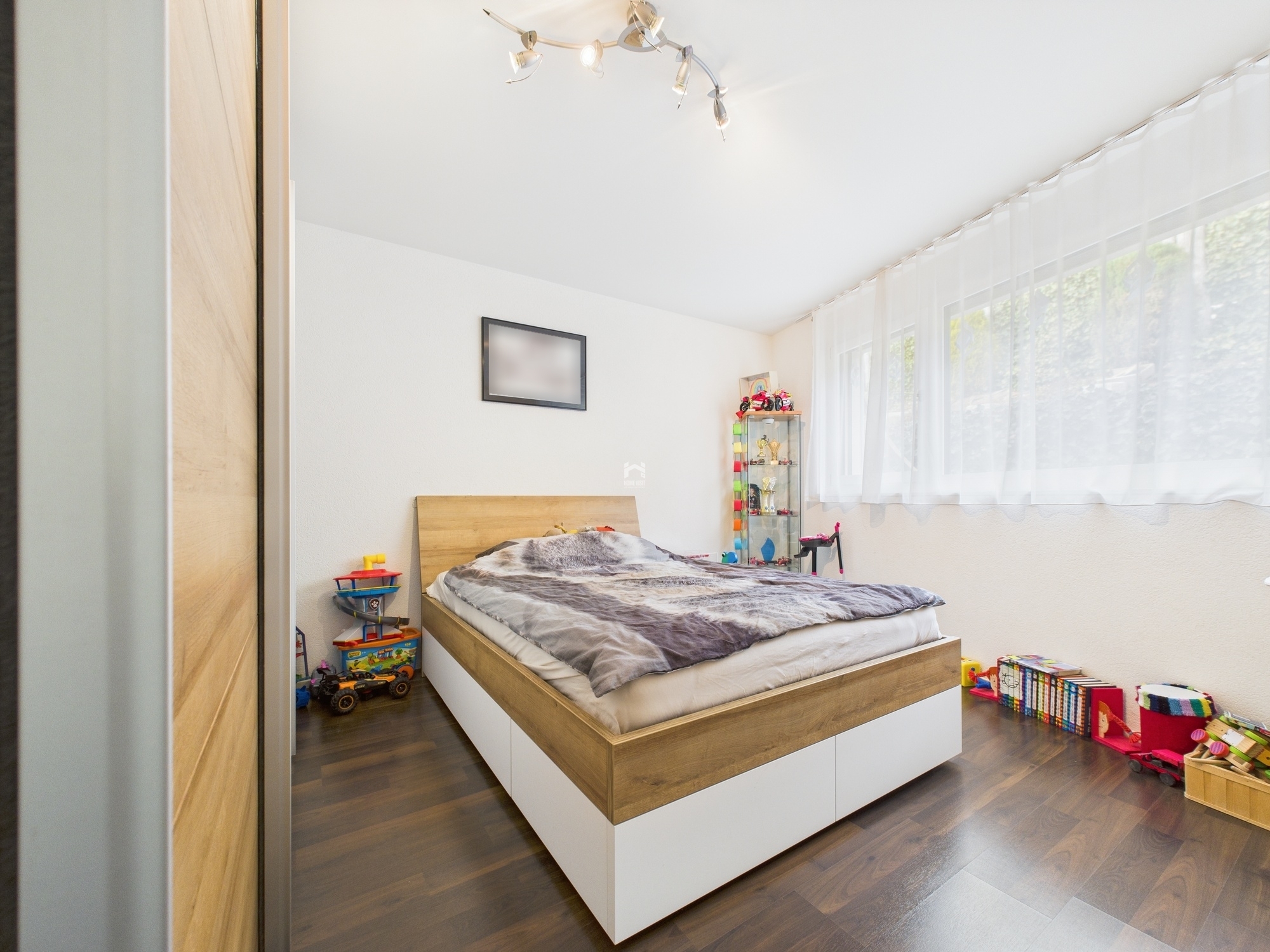 Helles Schlafzimmer mit Kinderzimmer-Elementen