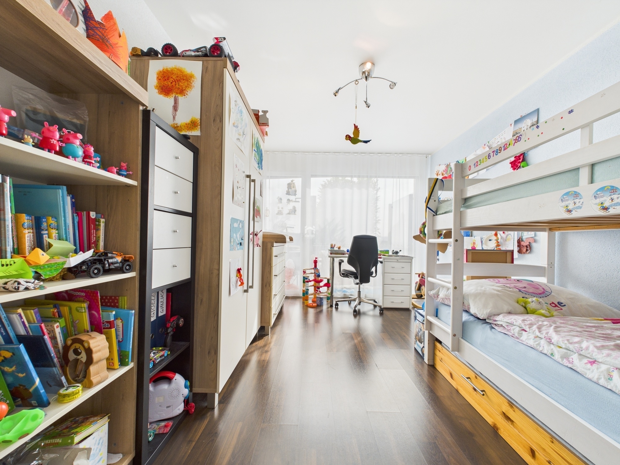 Kinderzimmer mit Hochbett und Schreibtisch