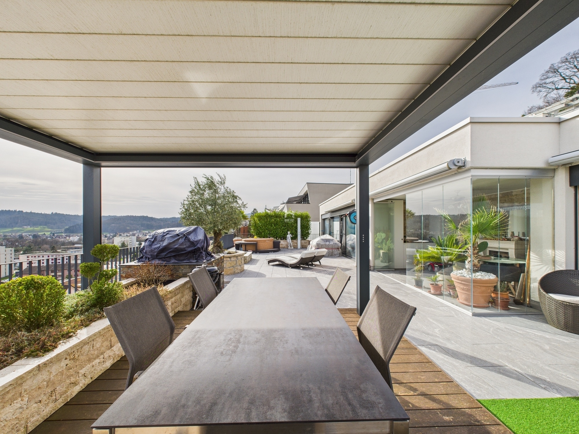 Große Dachterrasse mit Pergola und Panoramablick