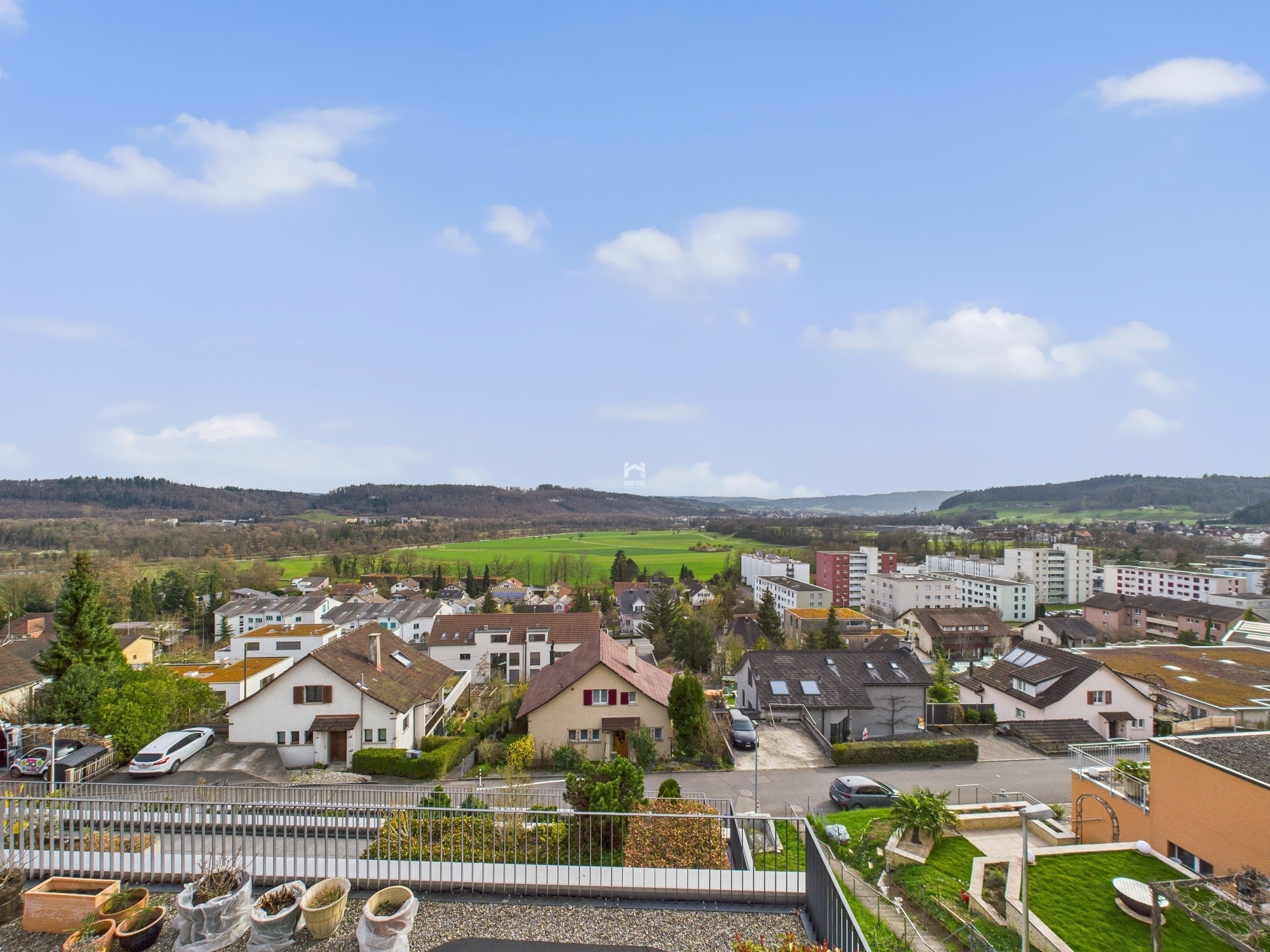 Weitblick über Wohngebiet und Landschaft