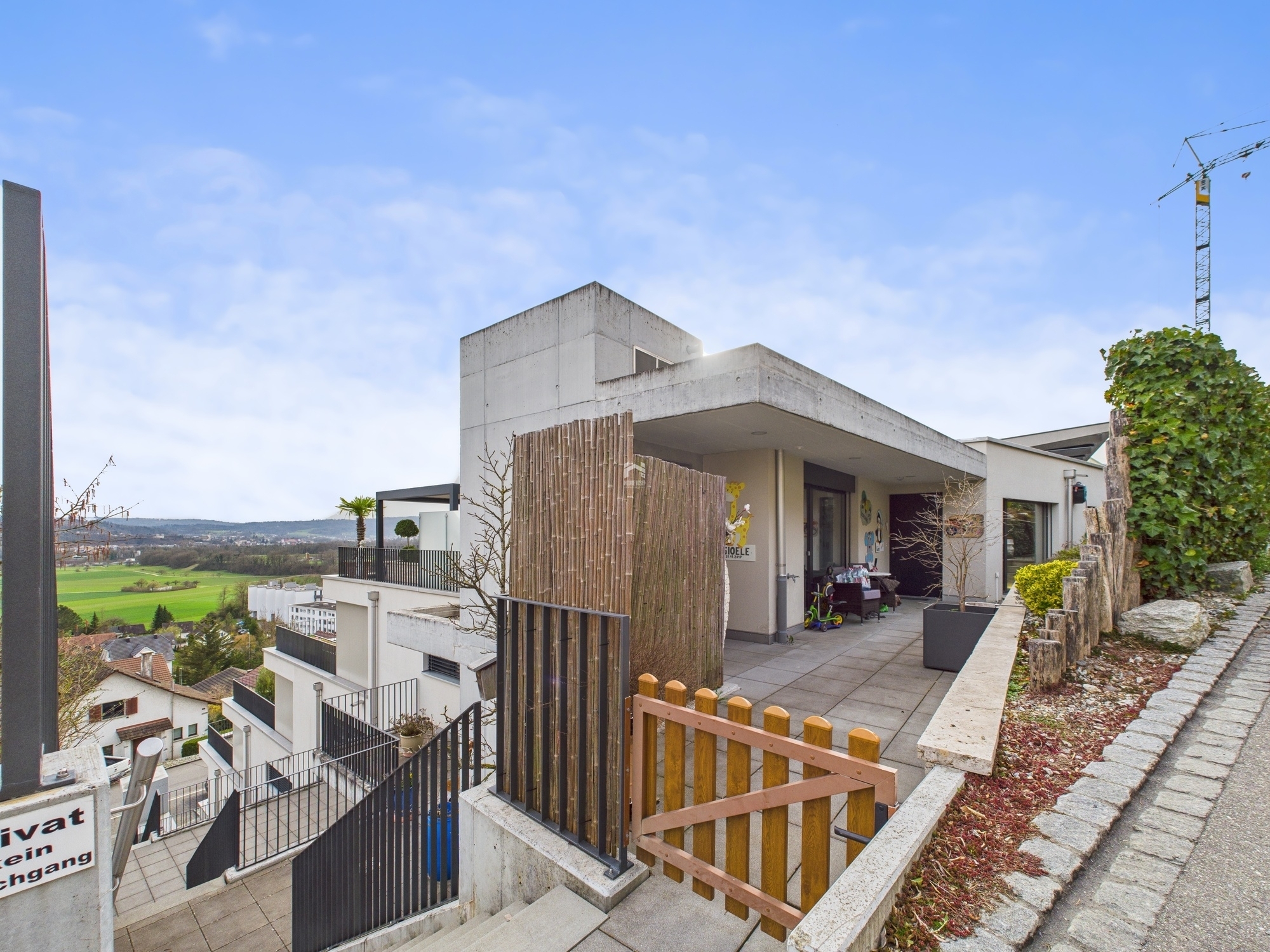 Moderne Außenansicht mit Terrasse und Weitblick