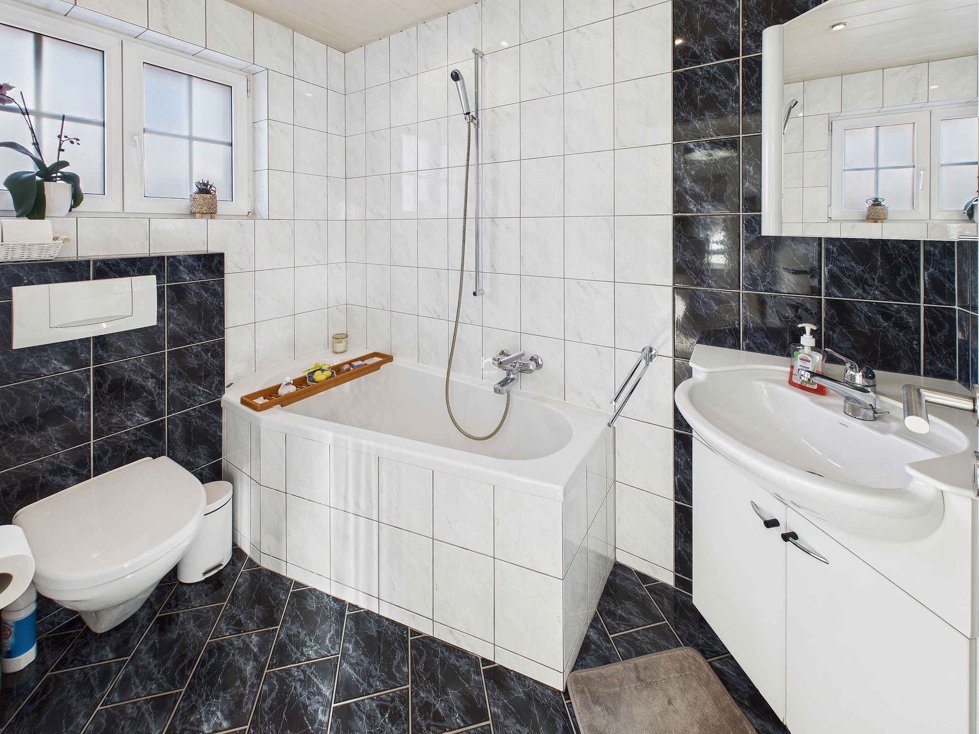 Modernes Badezimmer mit Badewanne, WC und Waschbecken