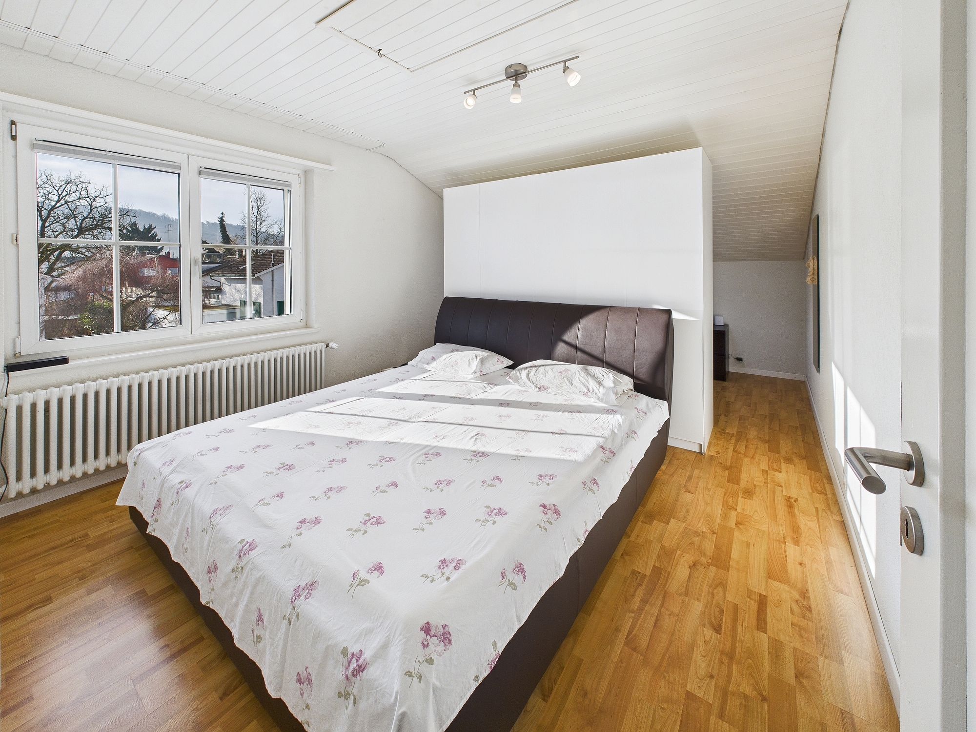 Helles Schlafzimmer mit Dachschräge