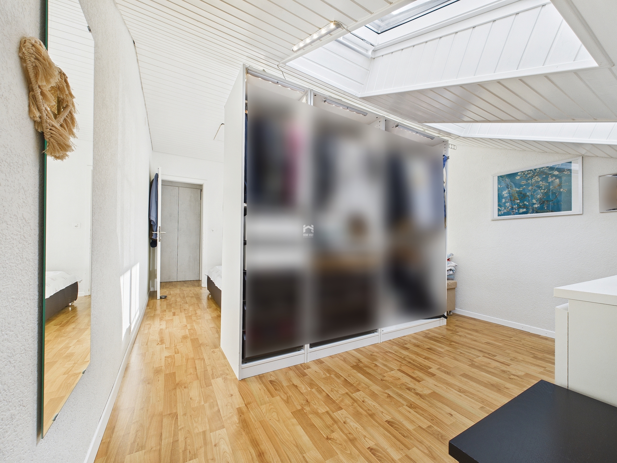 Helles Schlafzimmer mit Dachfenstern und Einbauschrank