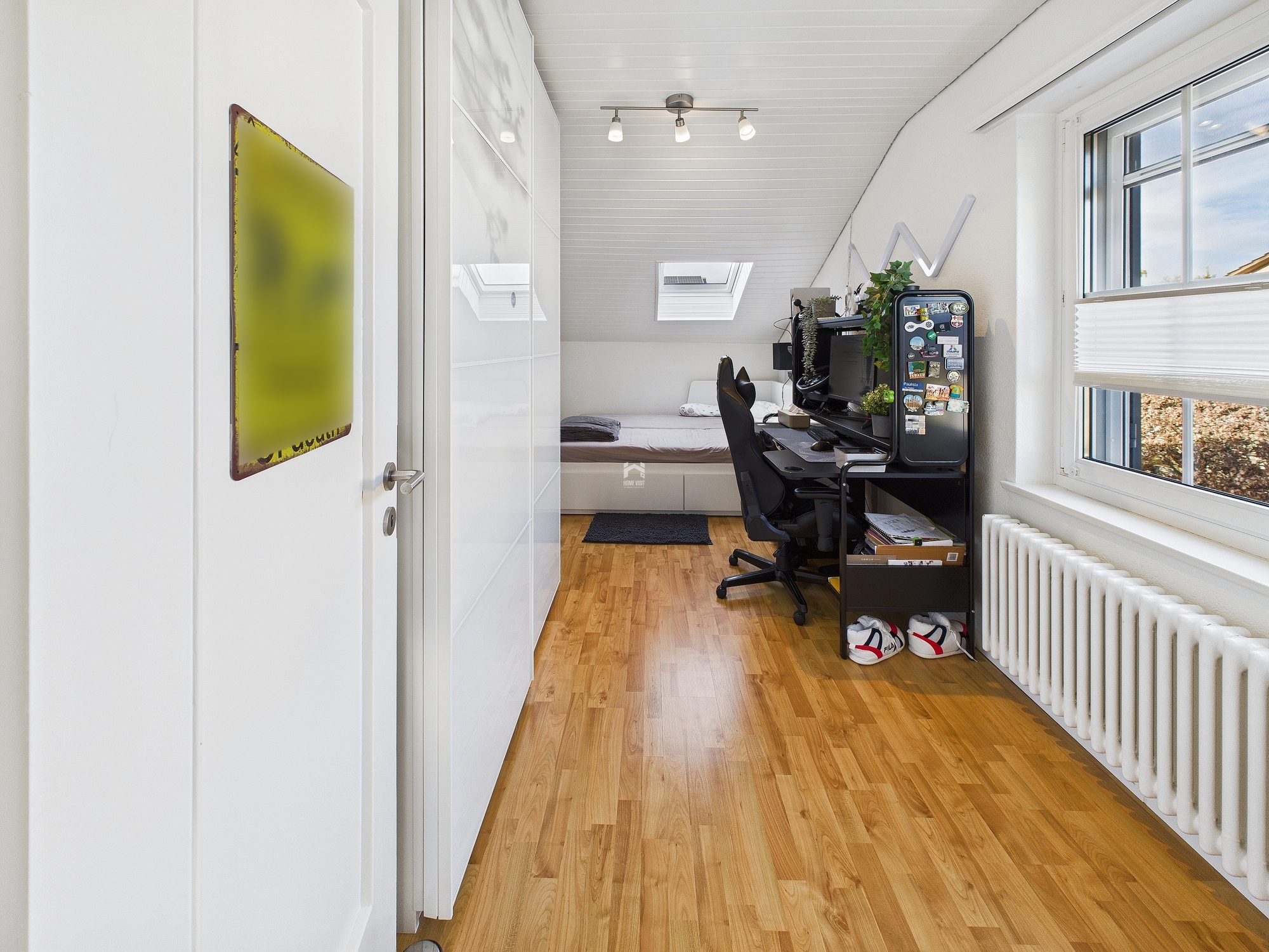 Dachzimmer mit Arbeitsplatz und Bett