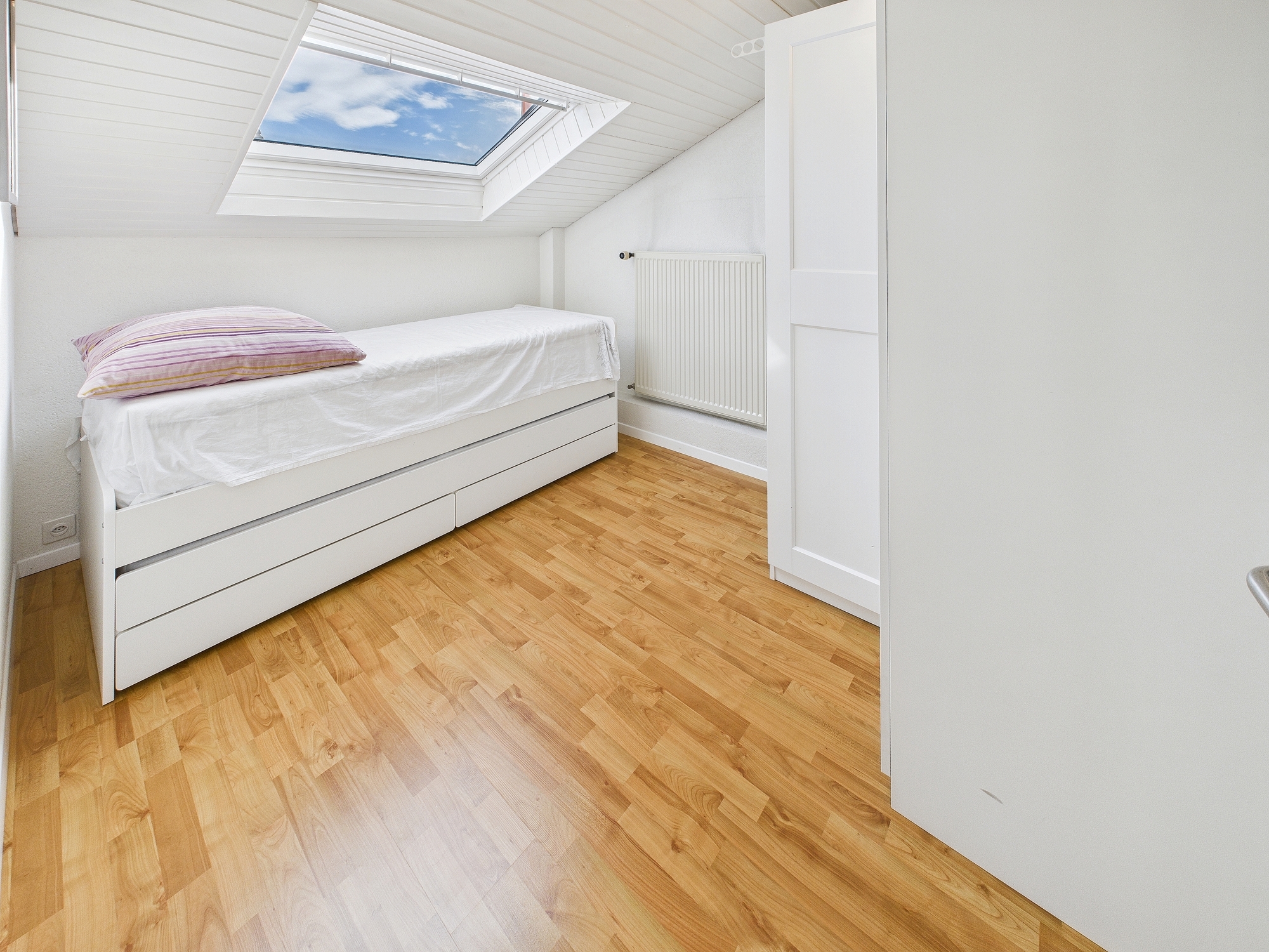 Helles Dachgeschoss-Schlafzimmer
