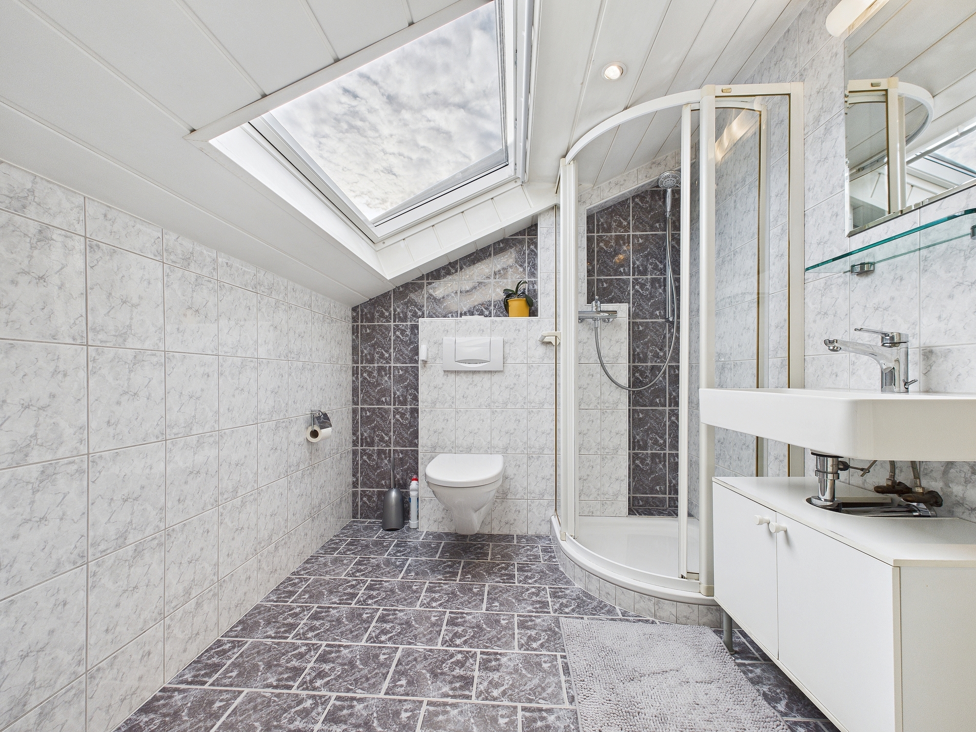 Modernes Dachgeschossbad mit Dusche und Velux-Fenster