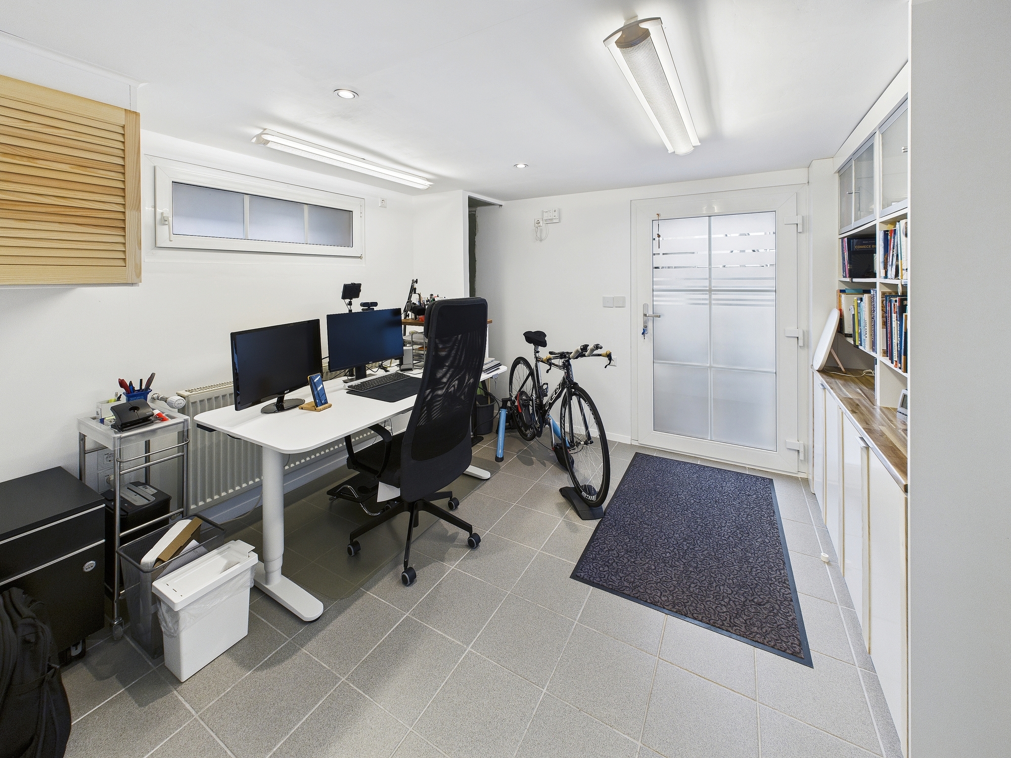 Heller Arbeitsraum mit Schreibtisch und Fahrrad
