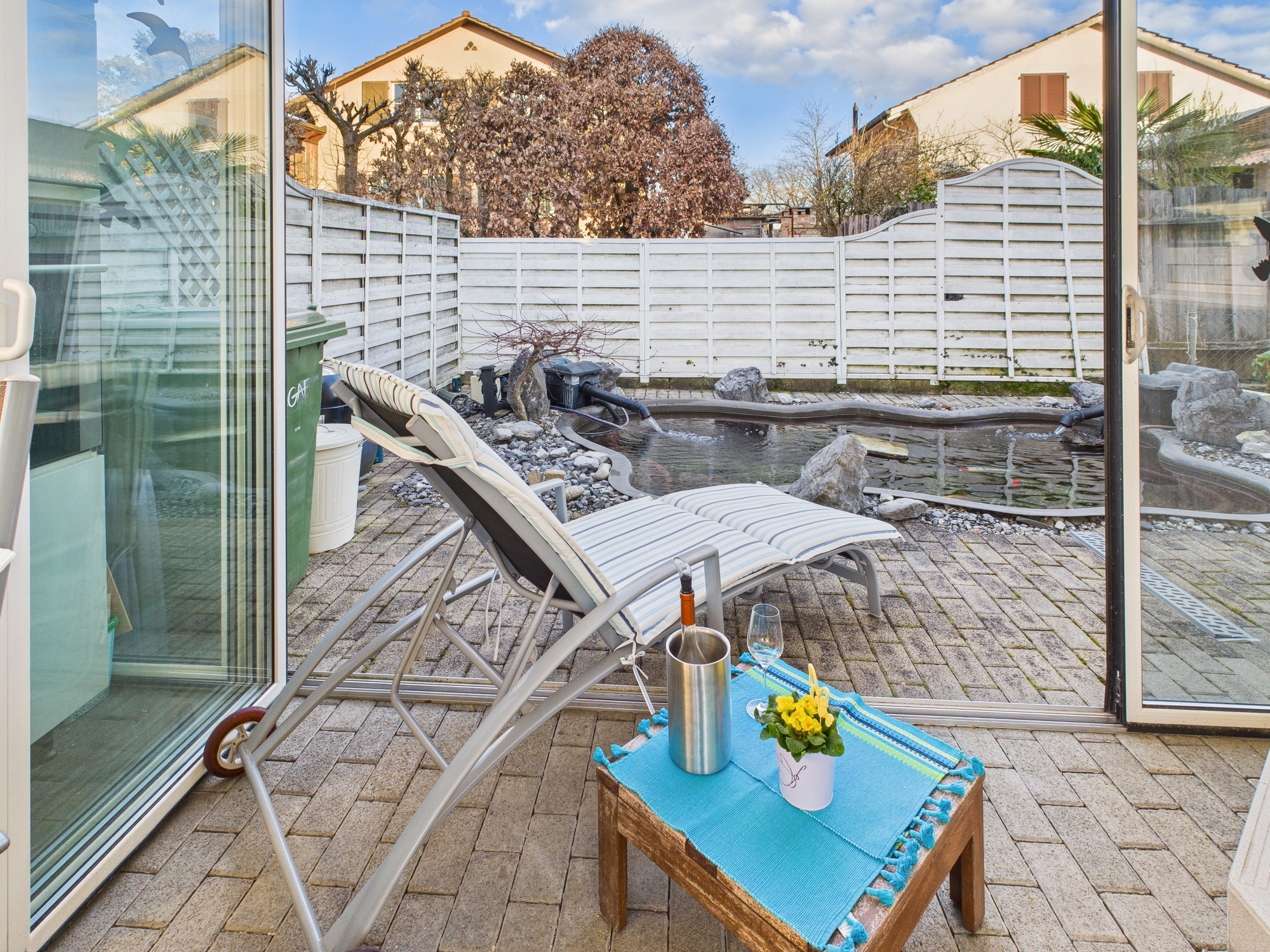 Terrasse mit Blick auf Garten und Teich