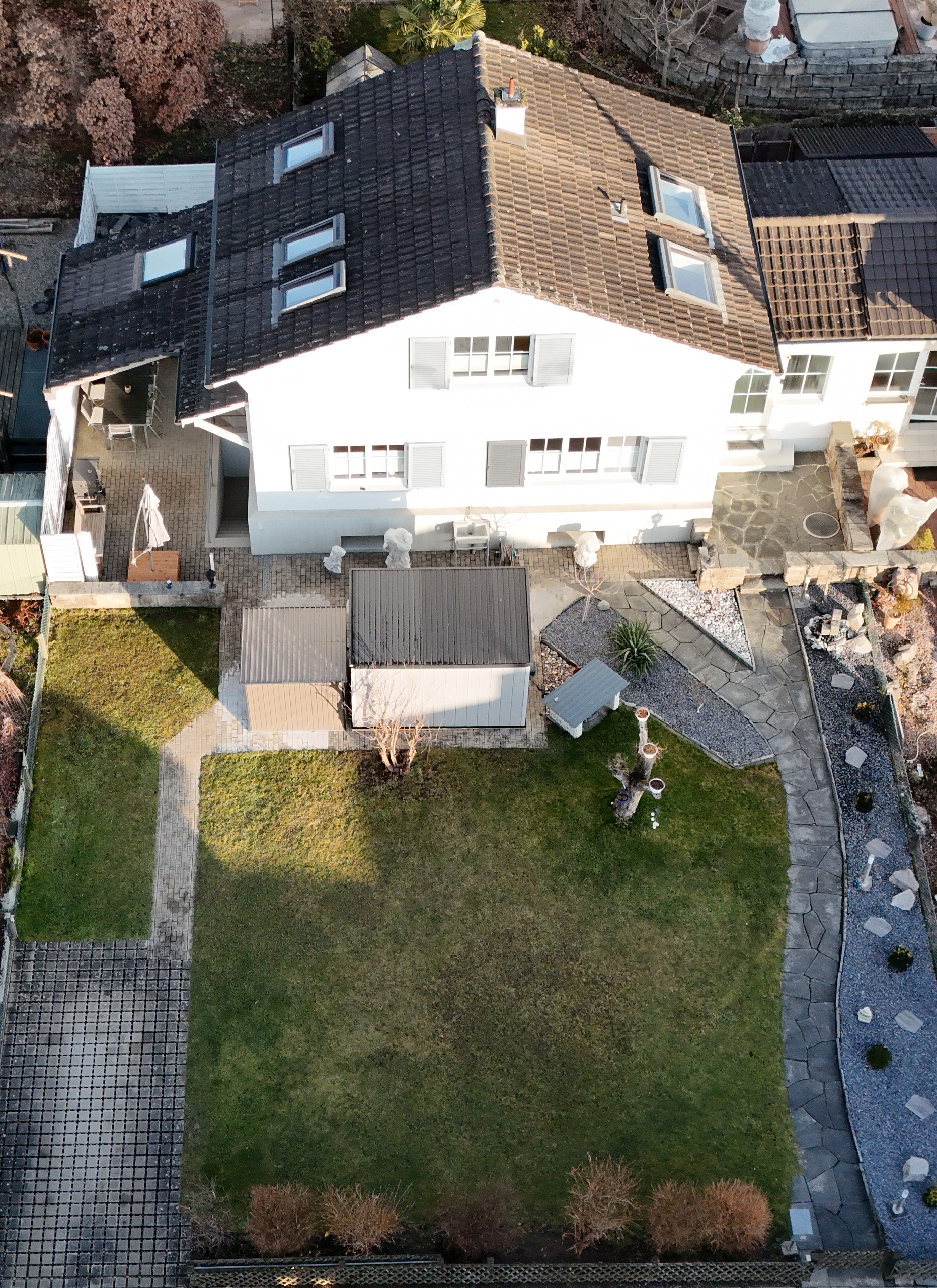 Luftaufnahme eines Wohnhauses mit Garten