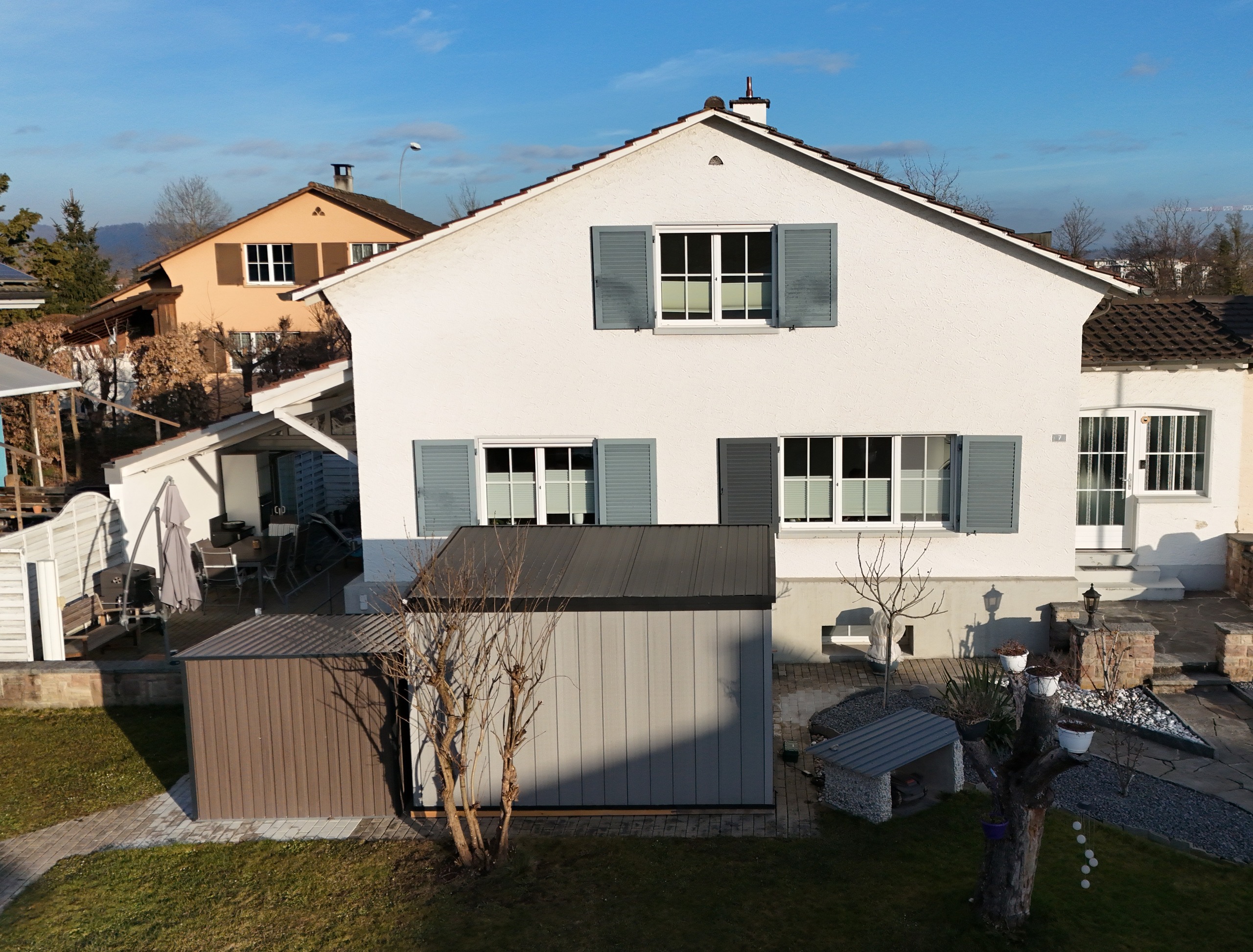 Außenansicht eines Einfamilienhauses mit Garten