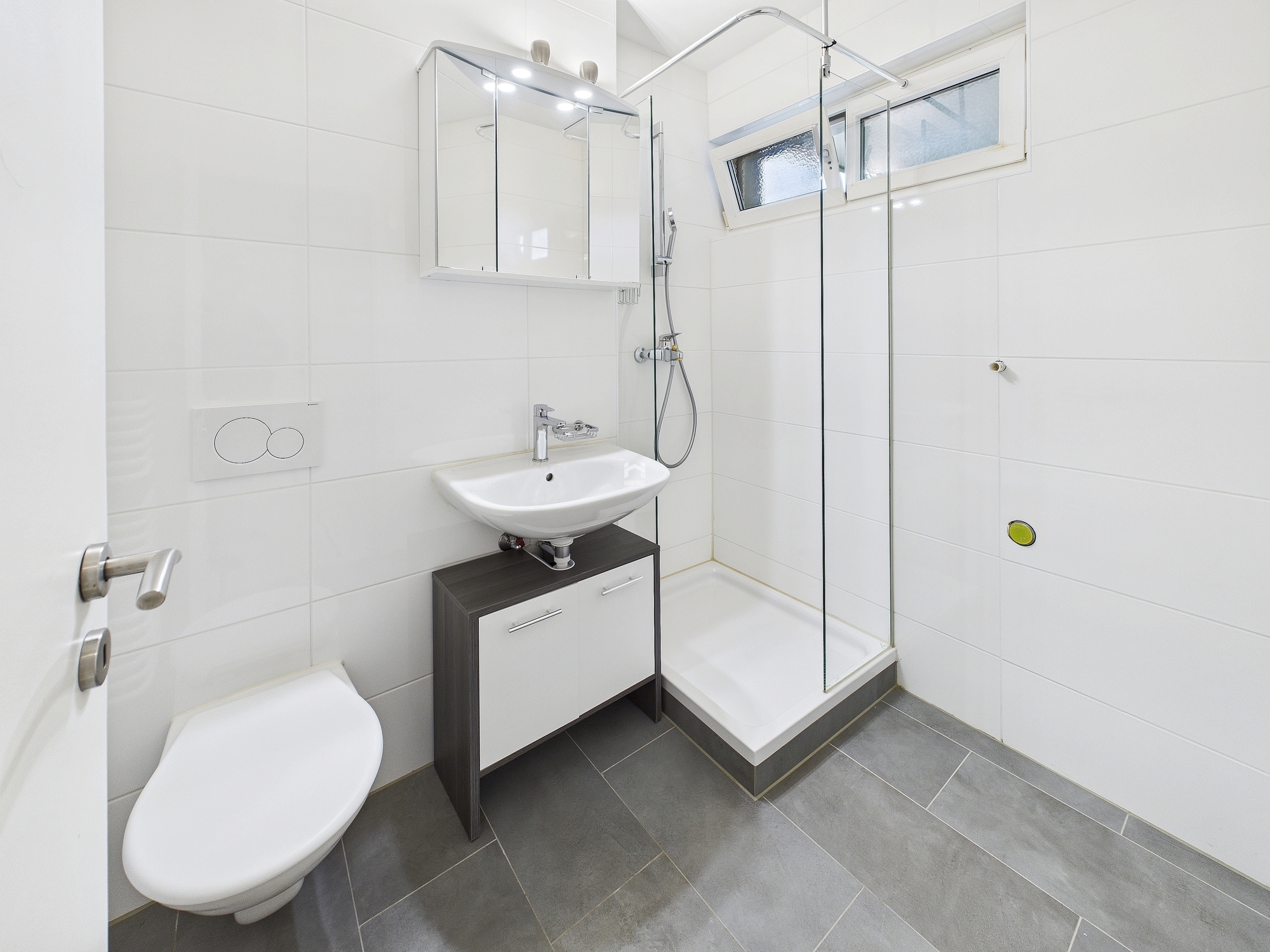 Modernes kleines Badezimmer mit Dusche und WC