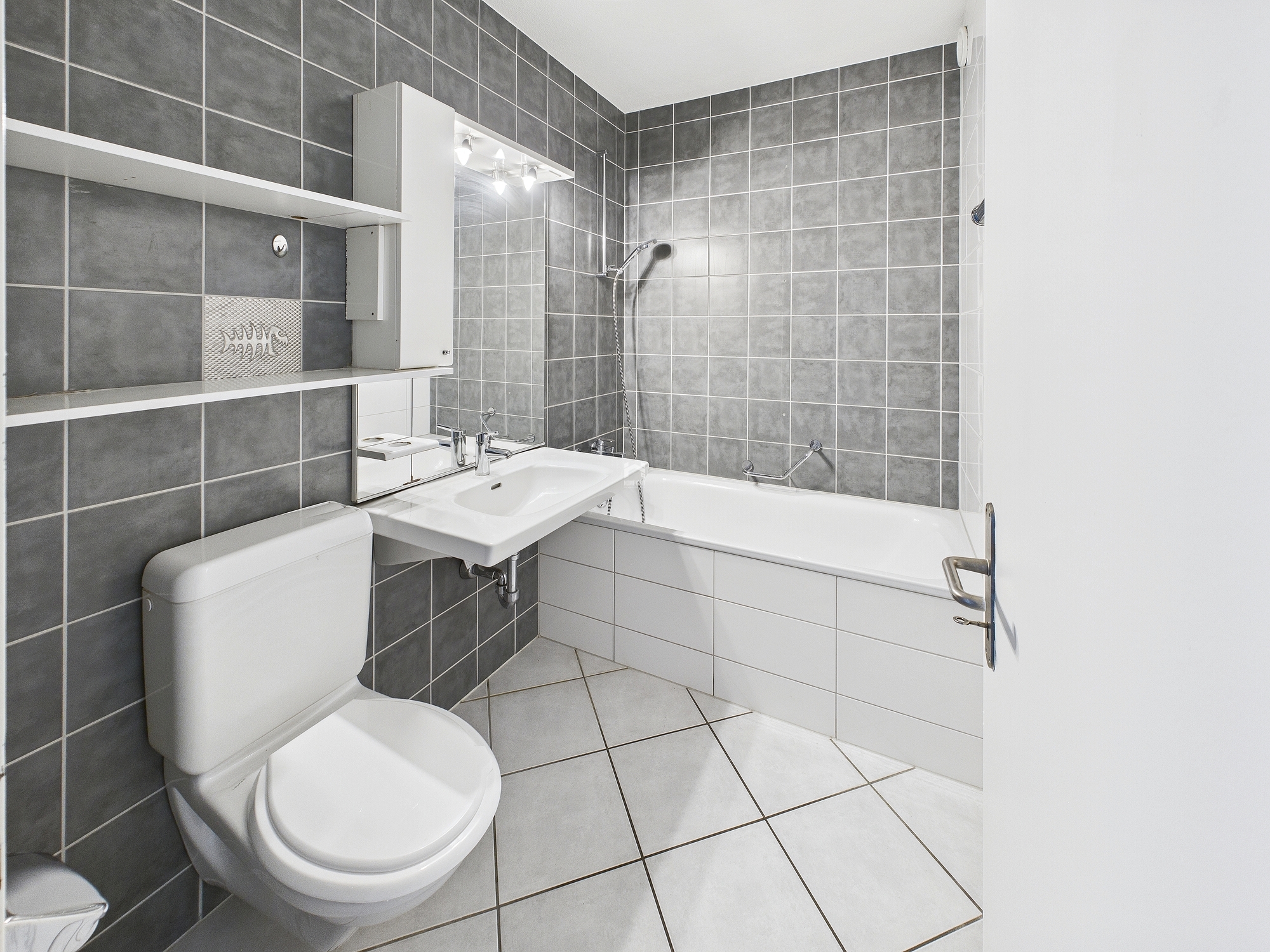 Modernes Badezimmer mit Badewanne, WC und Waschtisch