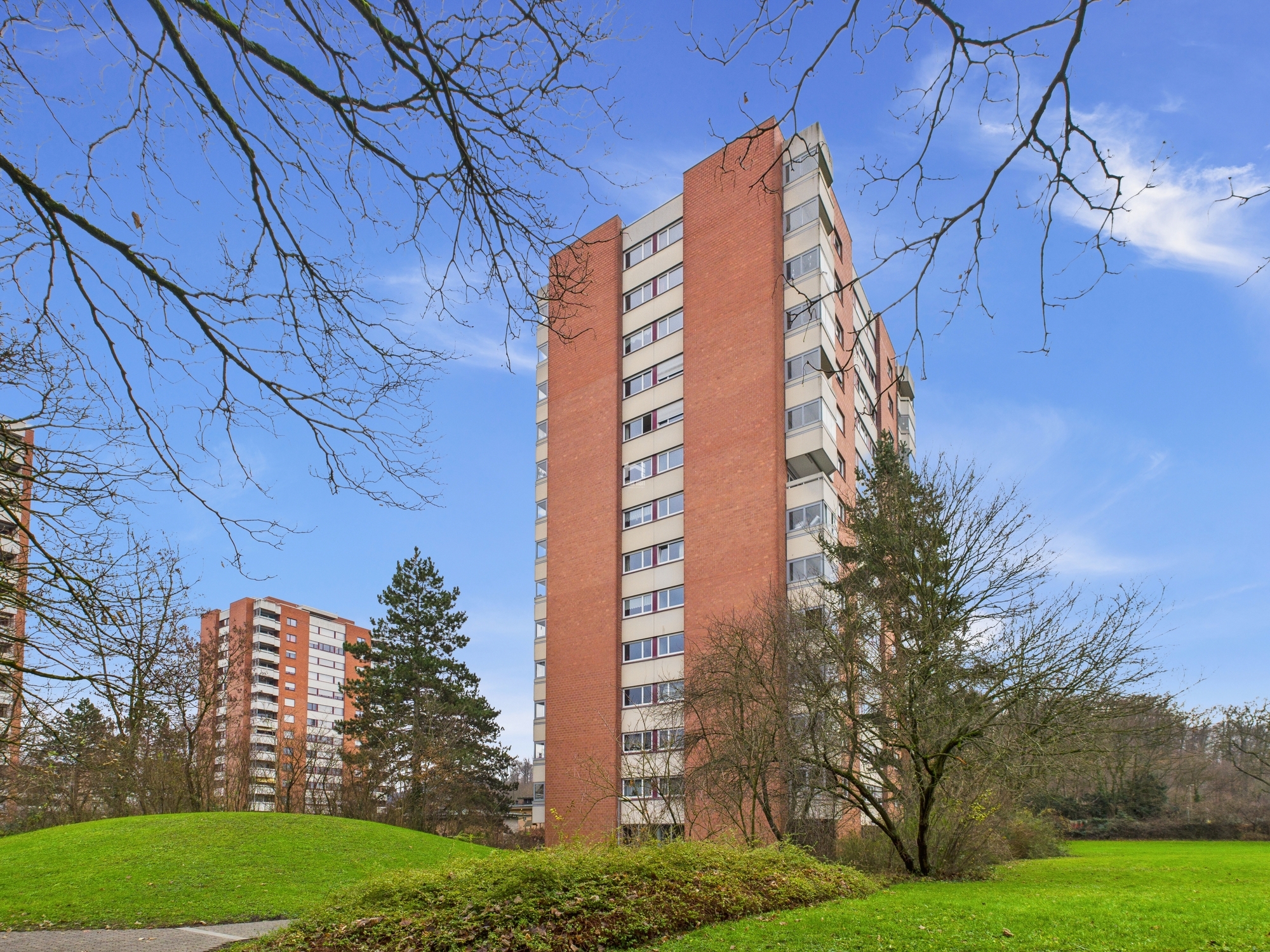 Wohnhochhaus im Park