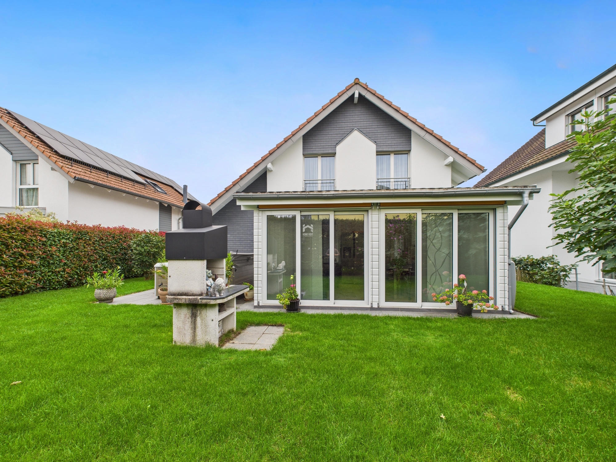 Gepflegter Einfamilienhaus-Garten mit Terrassenfront