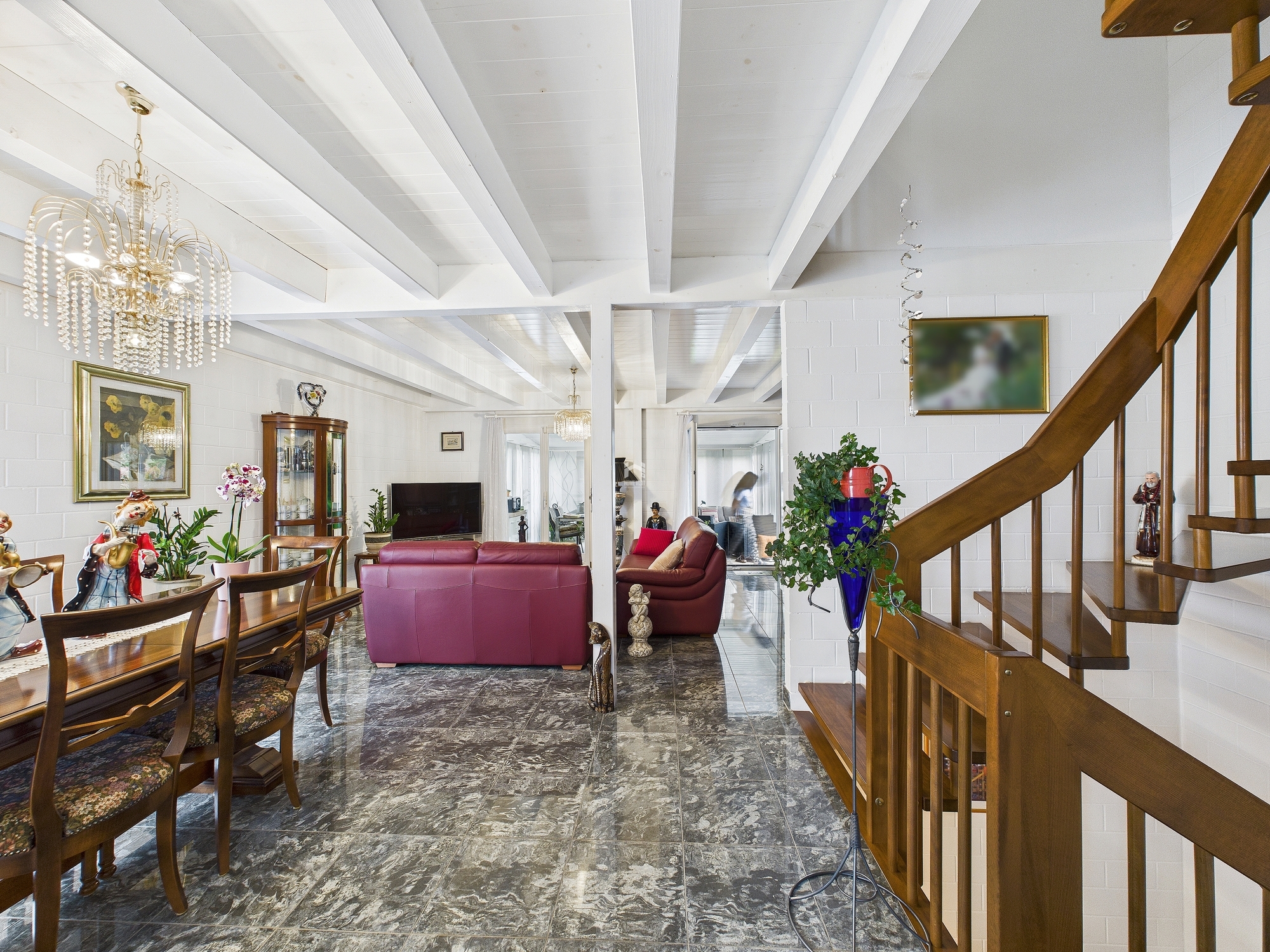 Wohn- und Essbereich mit Treppe