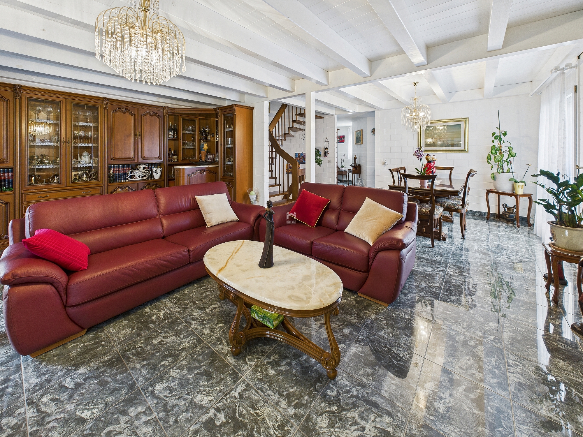 Großzügiges Wohn- und Esszimmer mit klassischer Einrichtung