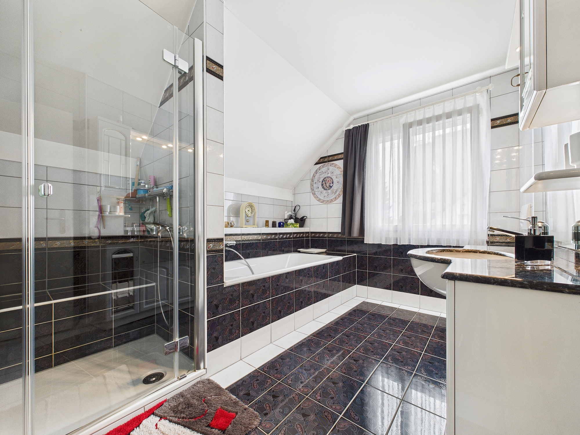 Modernes Dachgeschoss-Badezimmer mit Dusche und Wanne
