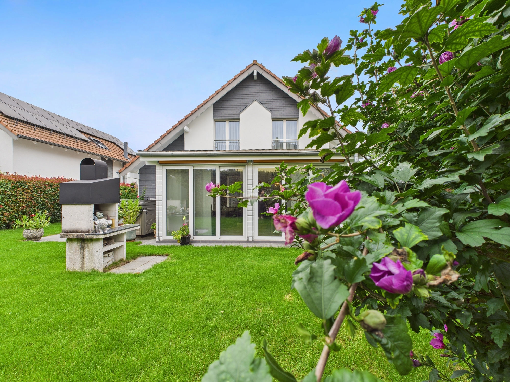 Gepflegter Garten mit Einfamilienhaus
