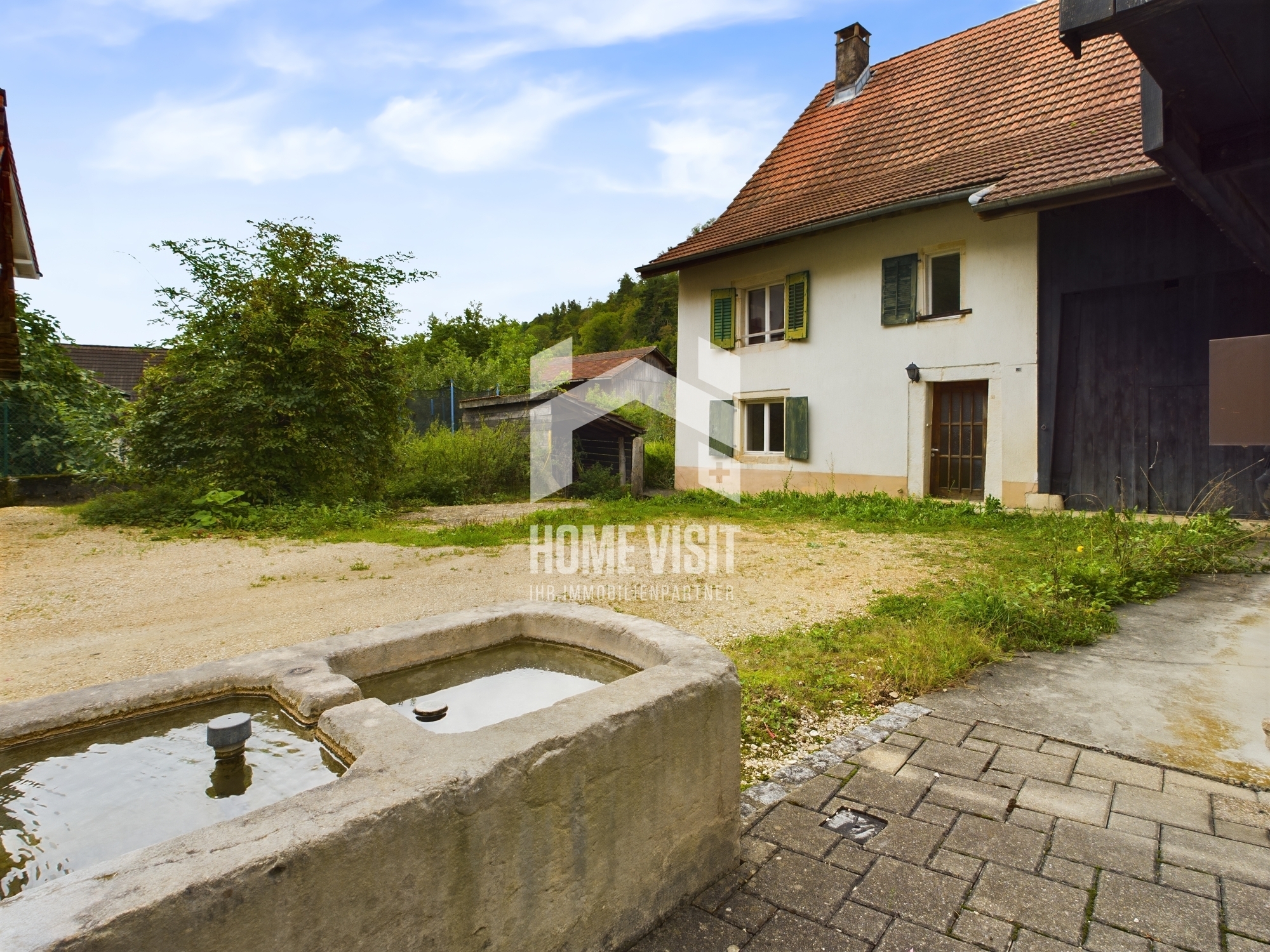 Ländliches Haus mit Hof und Brunnen