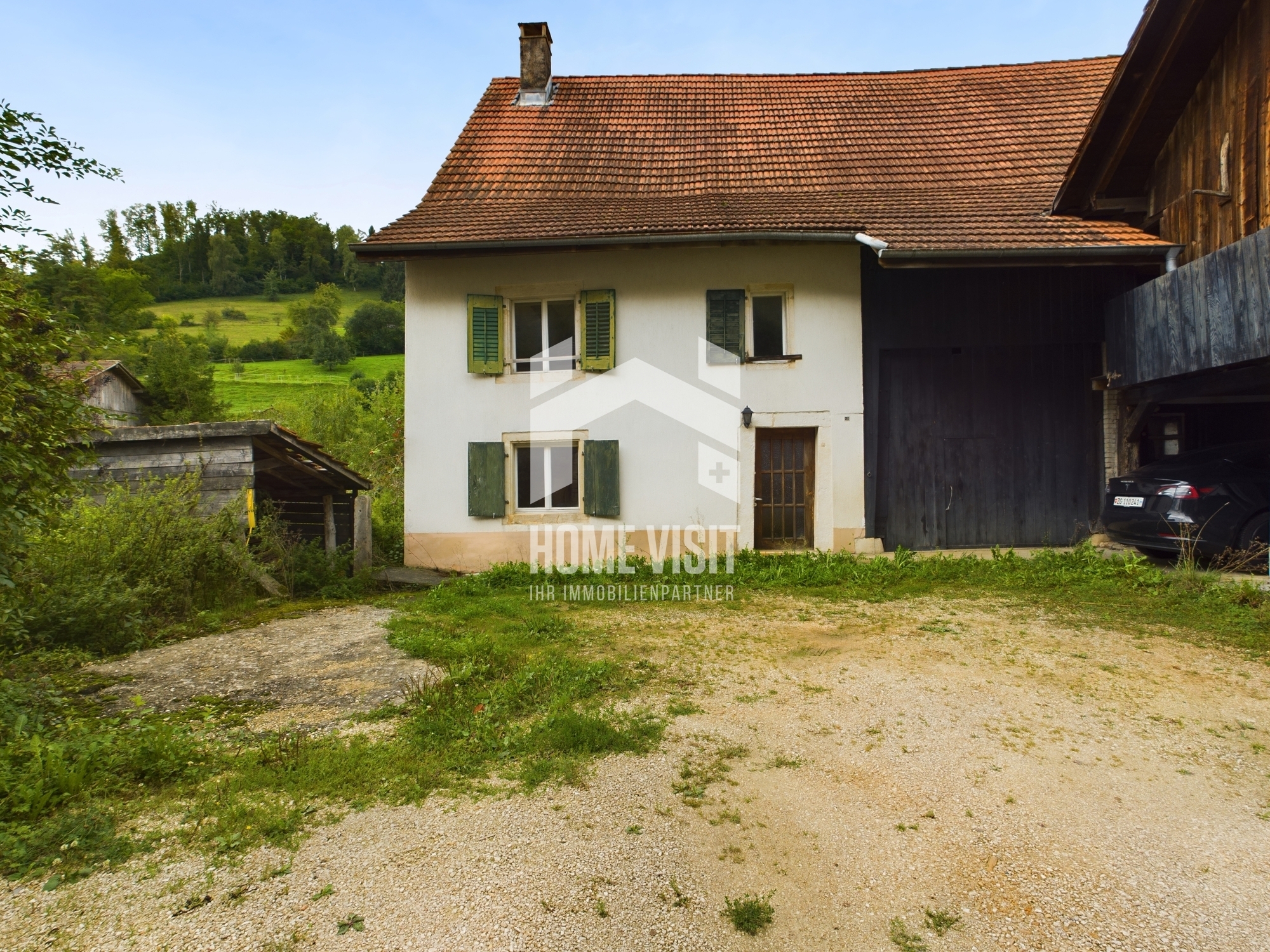Ländliches Haus mit Walmdach und Nebengebäude