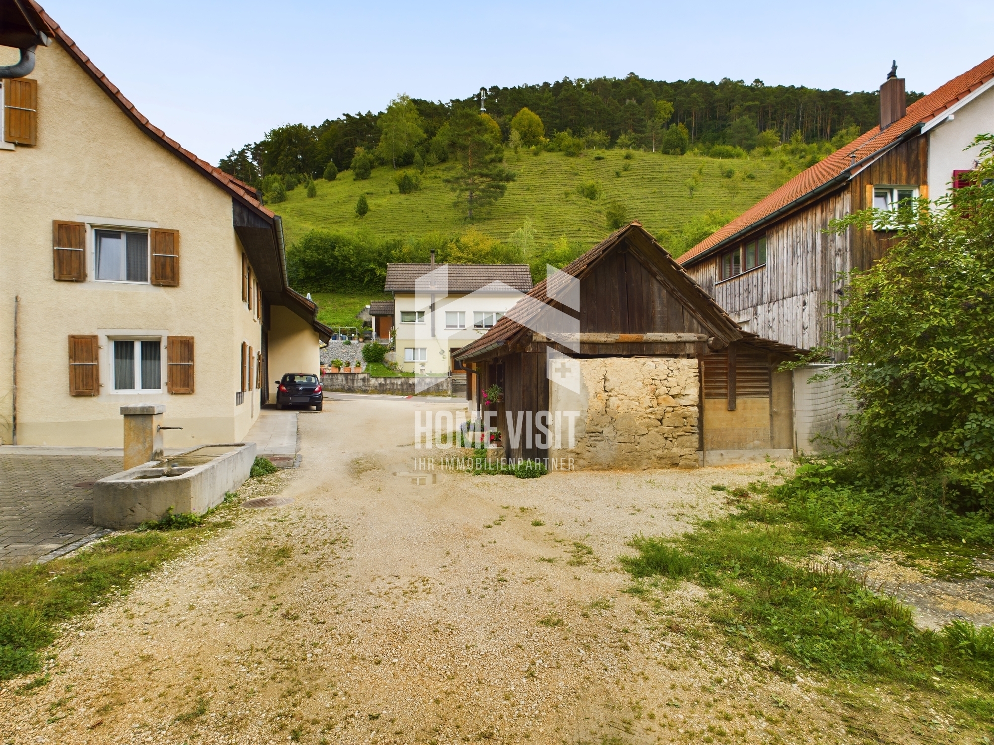 Ländlicher Innenhof mit Wohnhäusern und Scheune