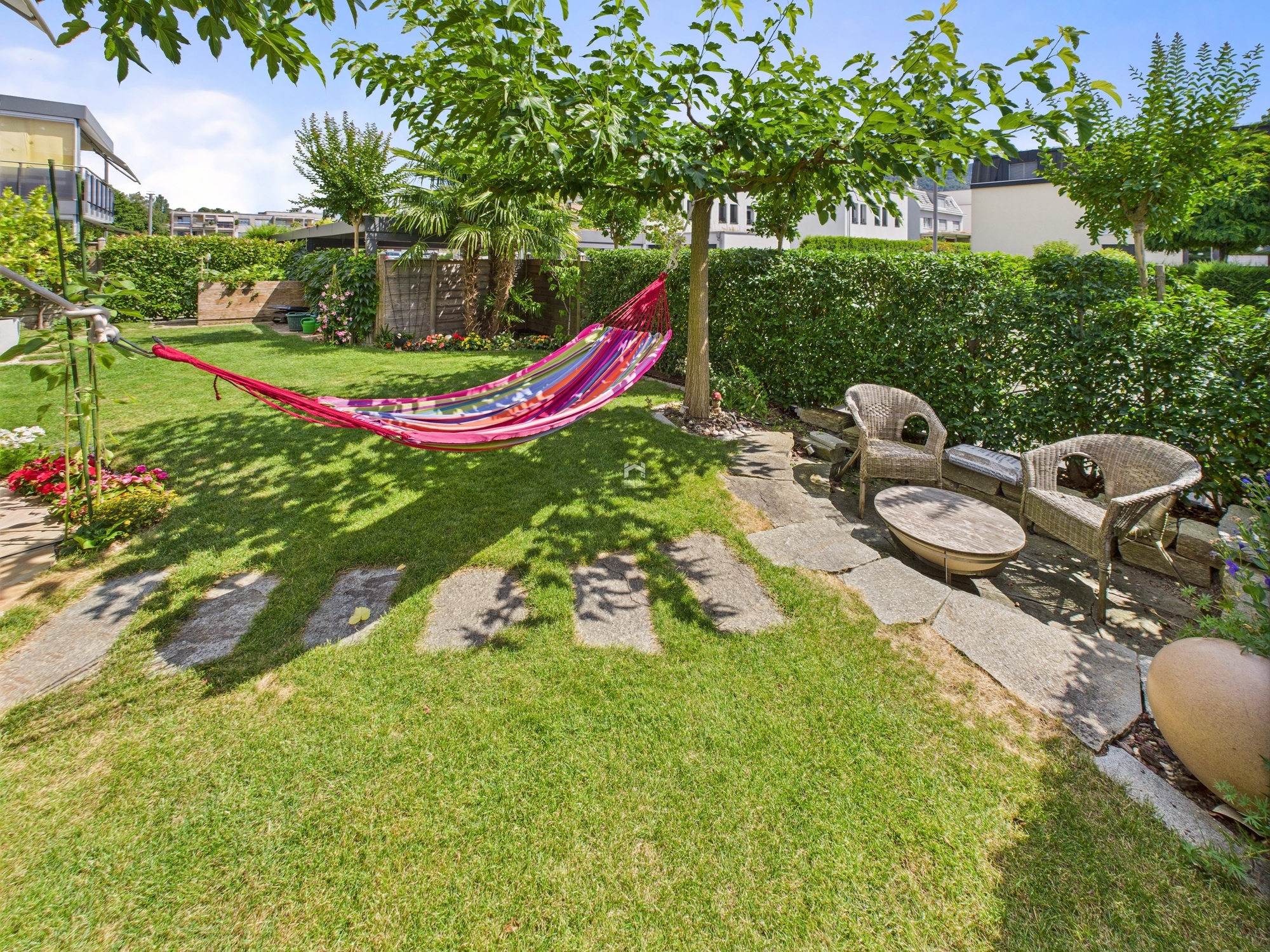 Gepflegter Garten mit Sitz- und Hängemattenbereich