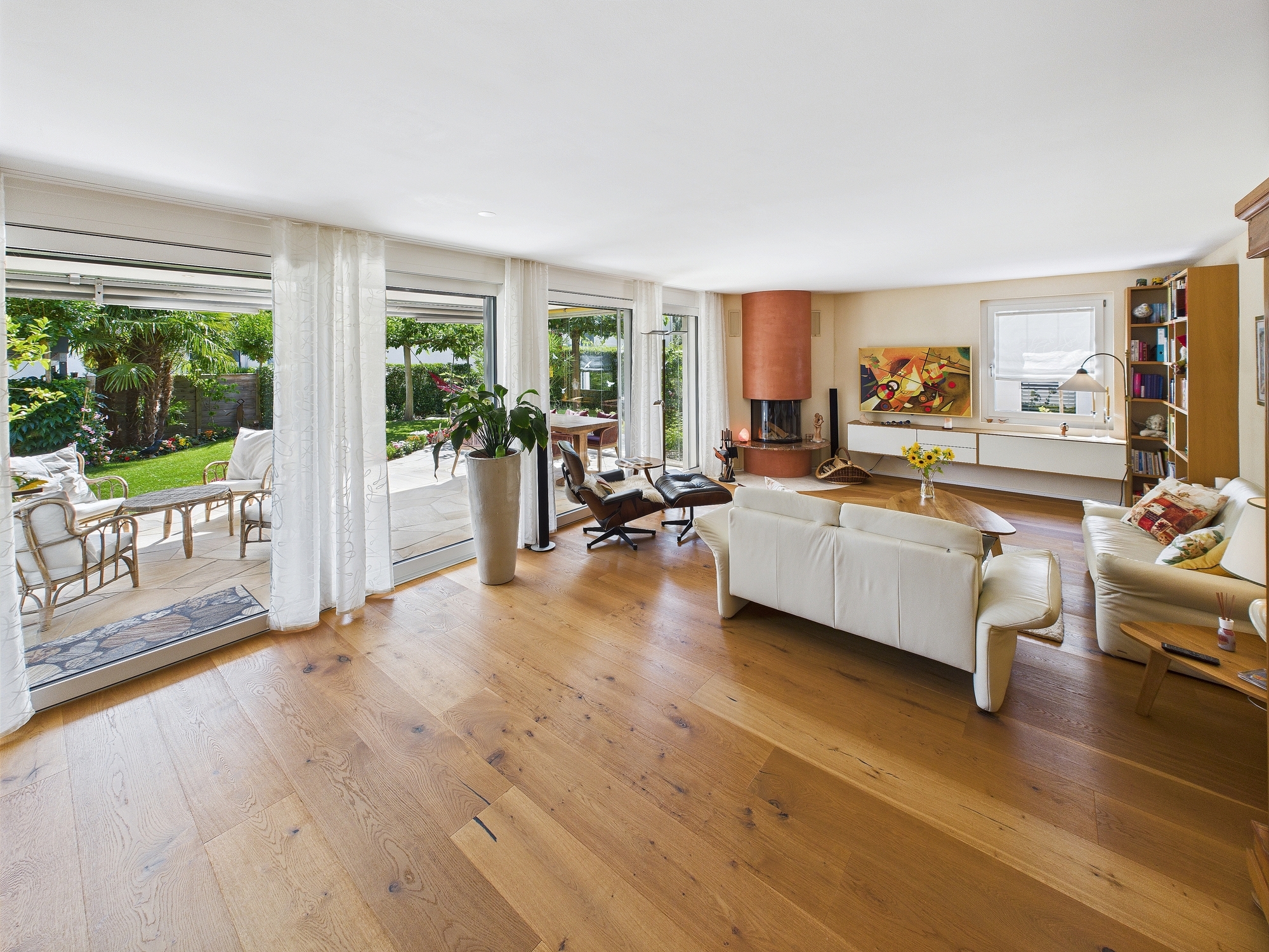 Helles Wohnzimmer mit Gartenblick