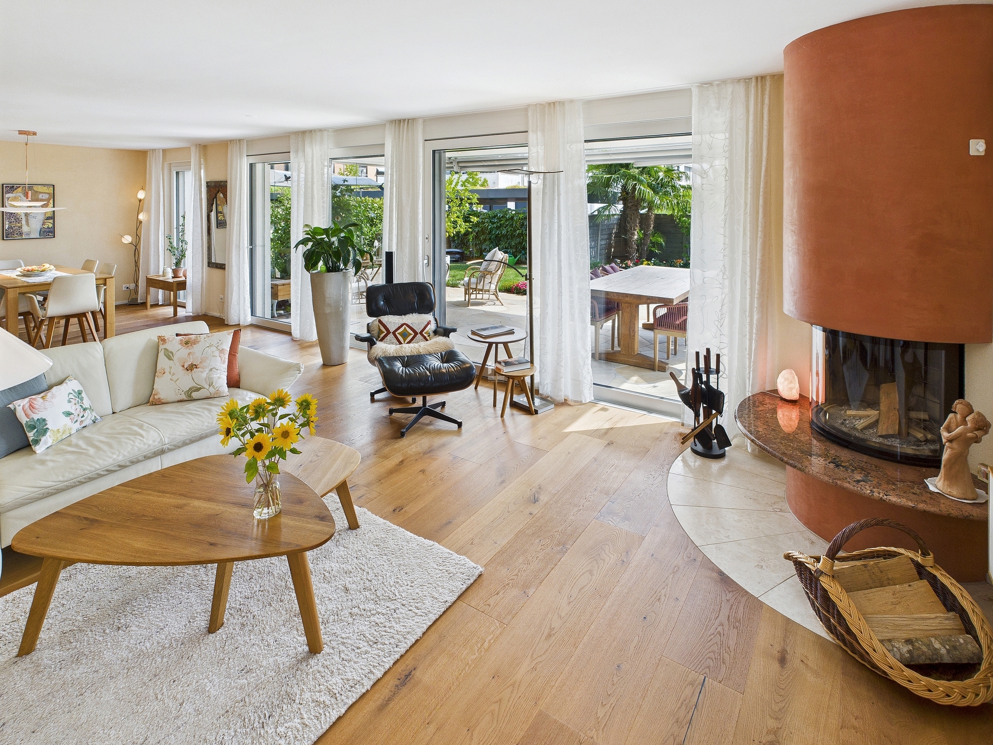 Heller Wohn-Essbereich mit Kamin und Gartenzugang