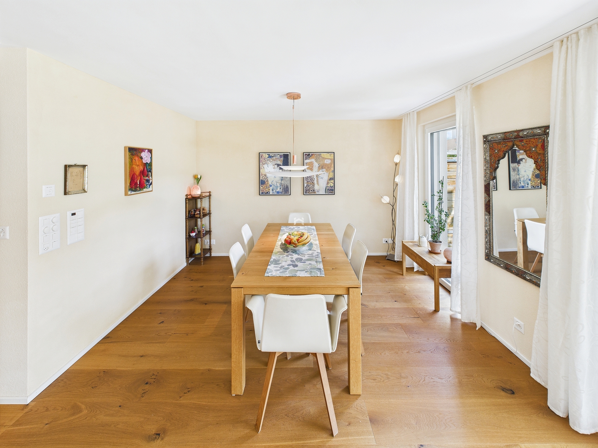 Esszimmer mit Holztisch und hellem Tageslicht