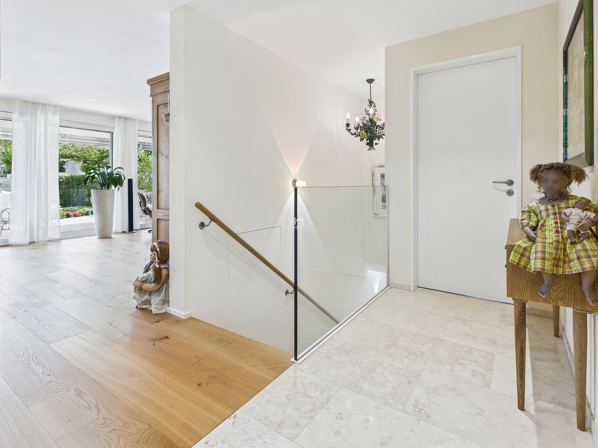 Heller Flur mit Treppe und Gartenblick