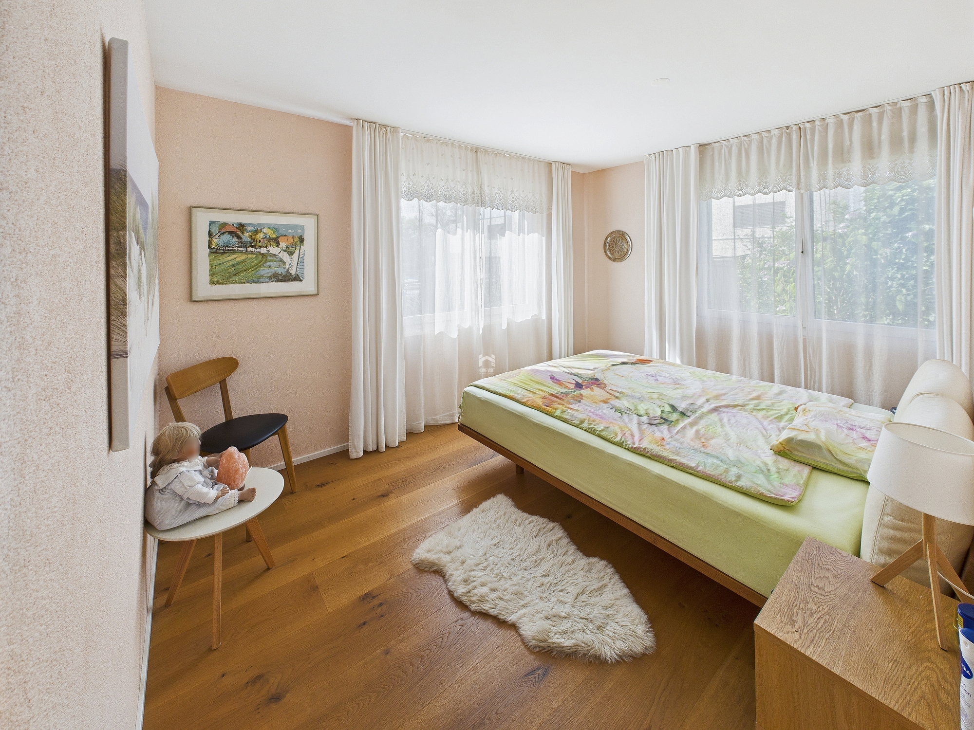 Helles Schlafzimmer mit großen Fenstern