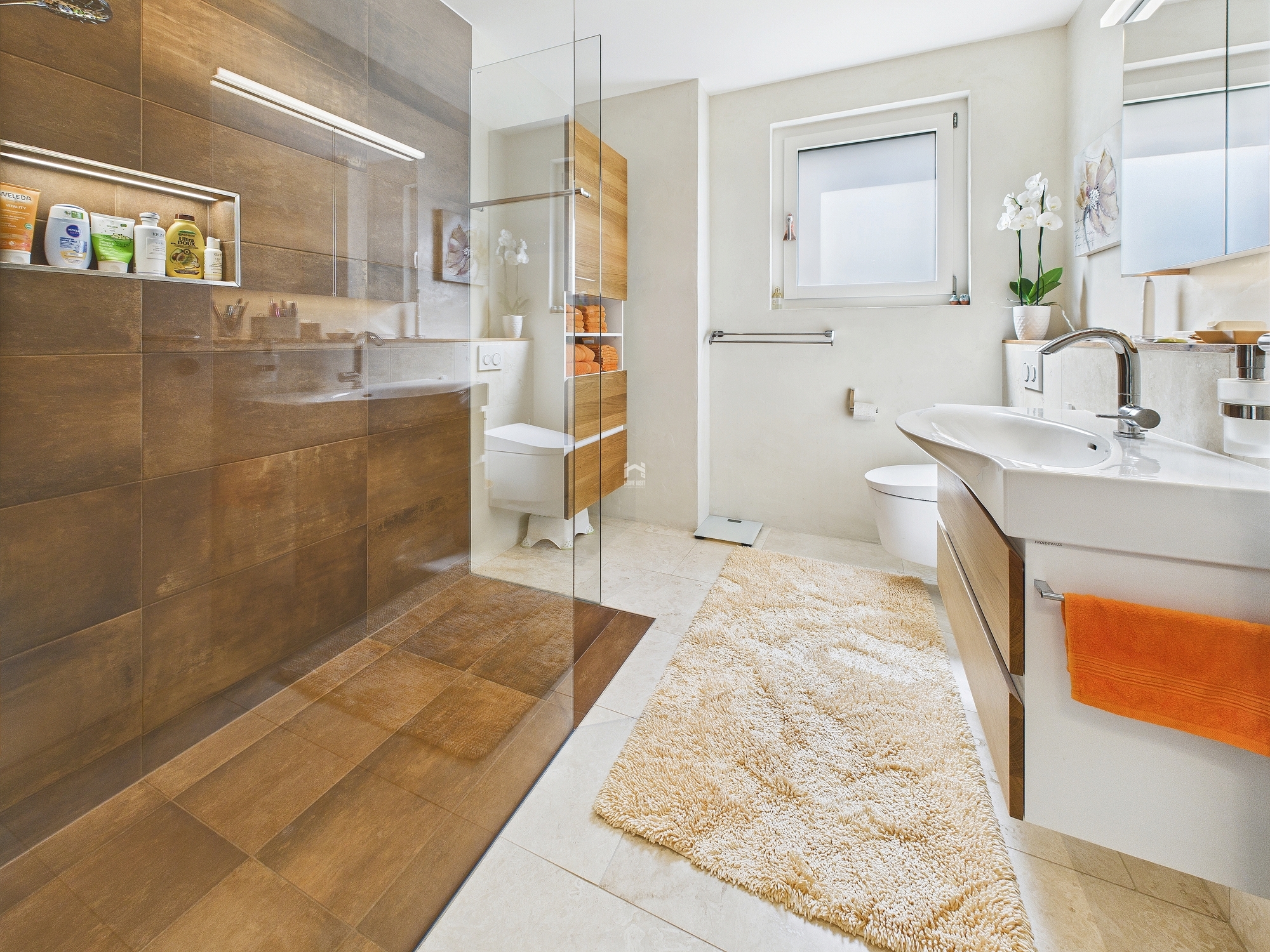 Modernes Badezimmer mit begehbarer Dusche und Doppelwaschbecken