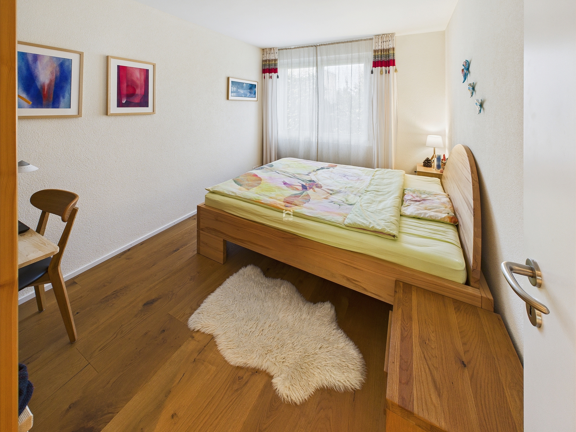 Helles Schlafzimmer mit Holzmöbeln