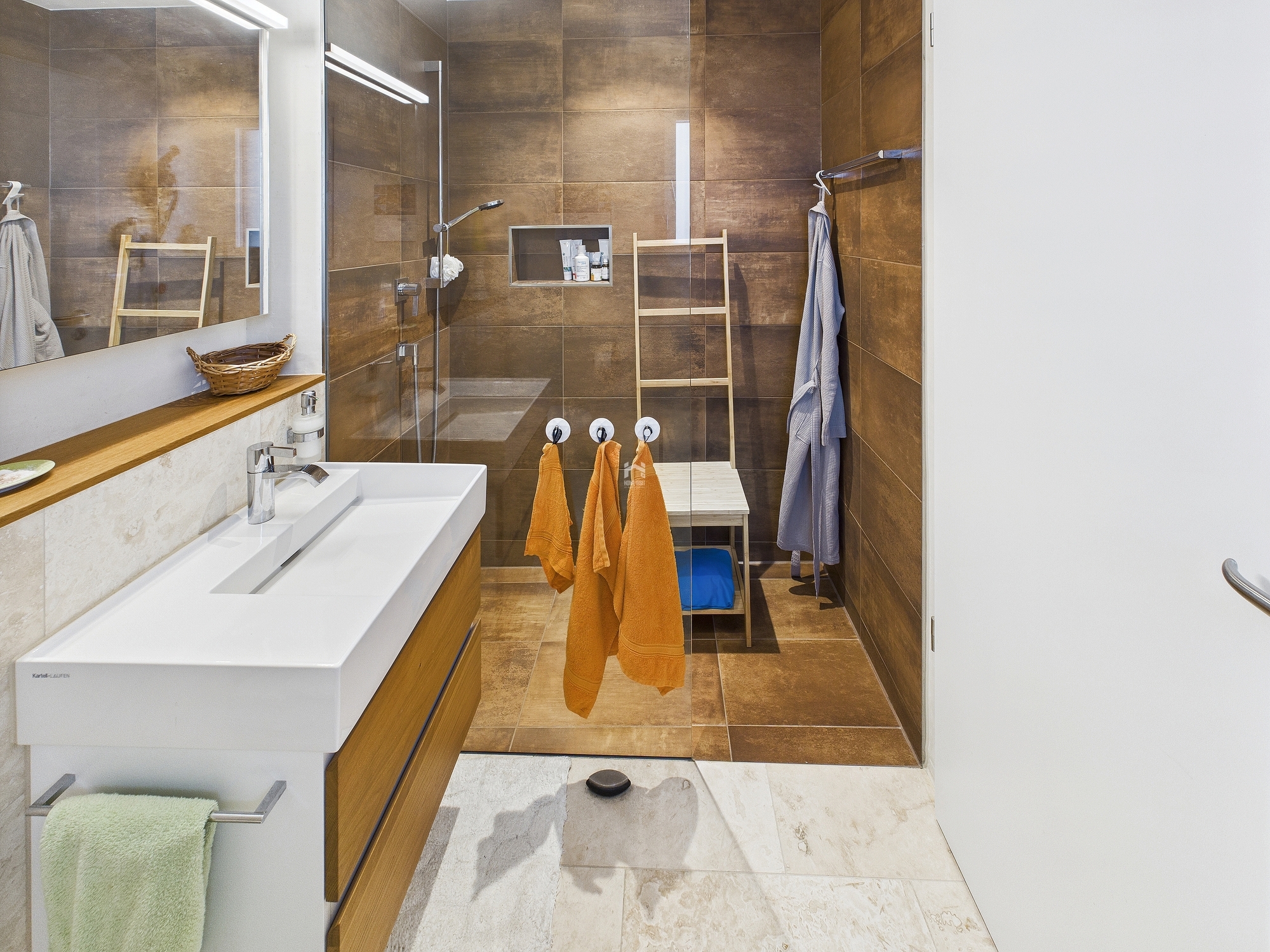 Modernes Badezimmer mit begehbarer Dusche