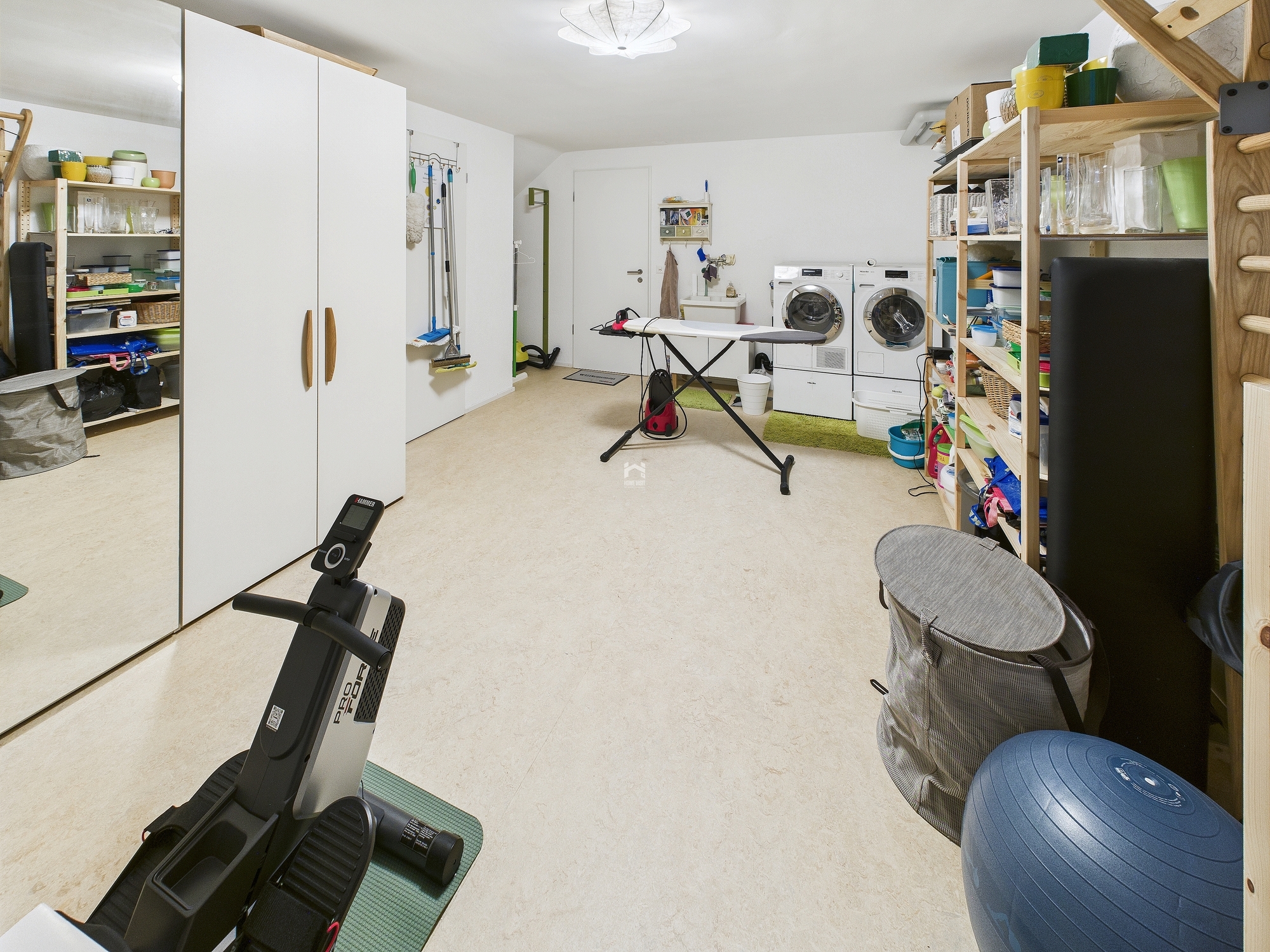Hauswirtschaftsraum mit Fitness- und Lagerbereich