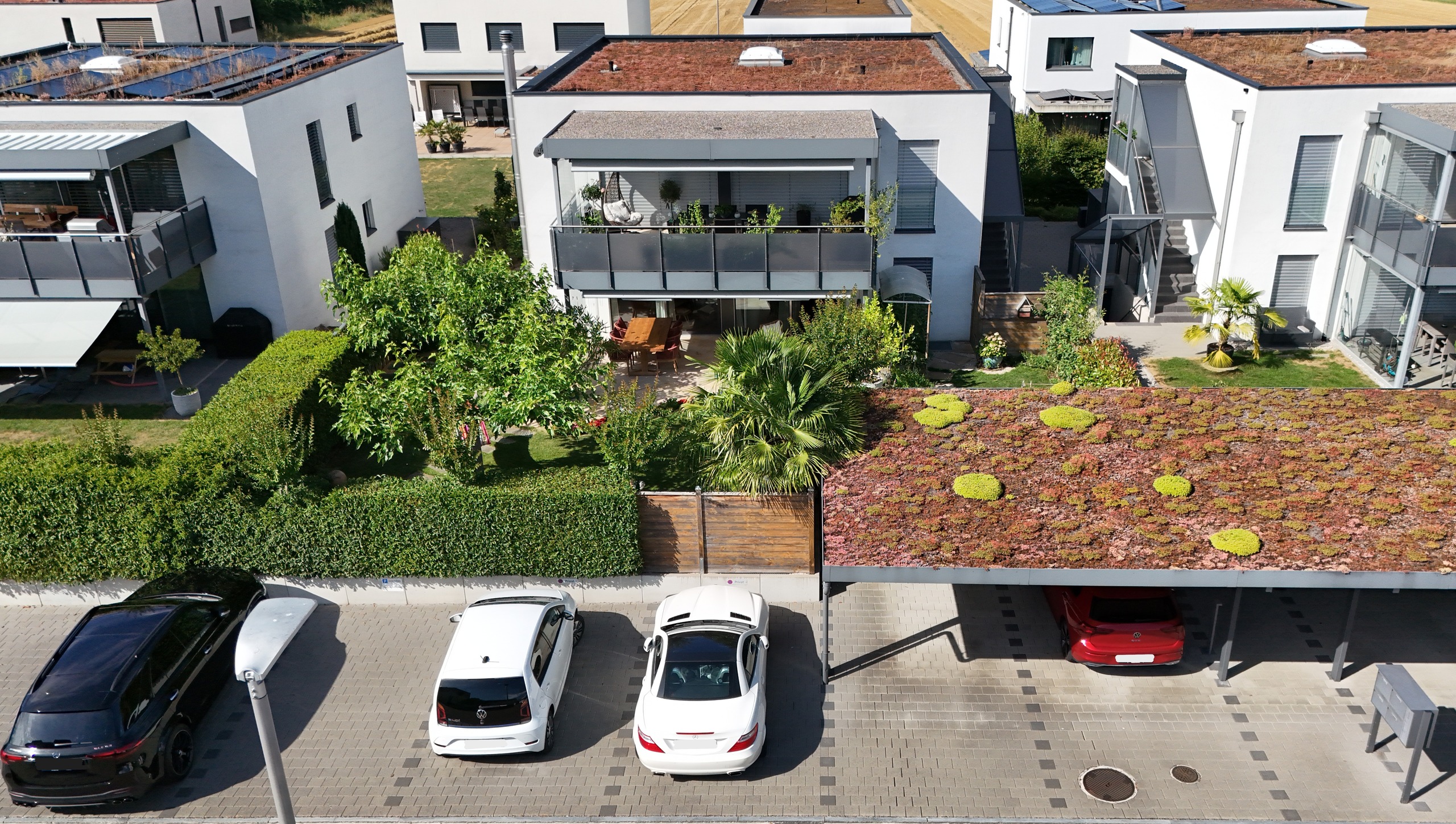Moderne Wohnanlage mit begrünten Dächern und Terrassen