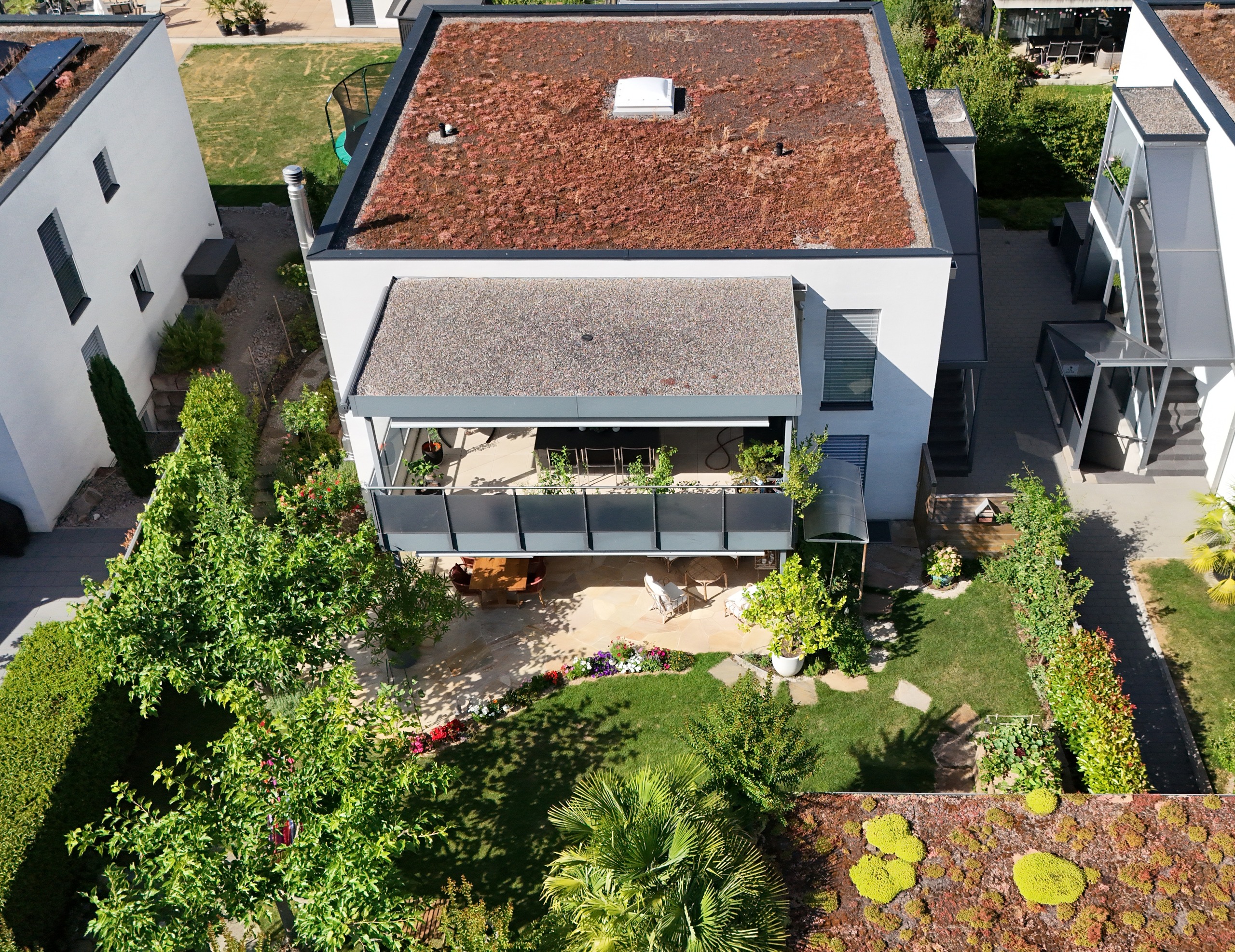Moderne Wohnanlage mit begrünten Dächern und Garten