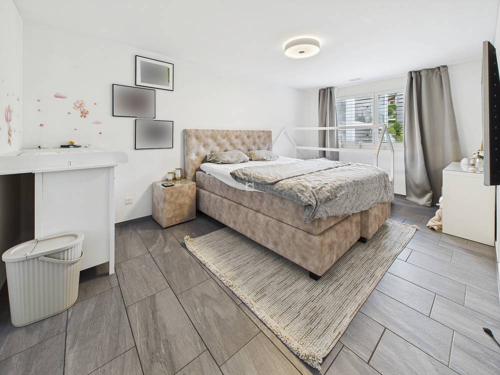 Helles Schlafzimmer mit Doppelbett