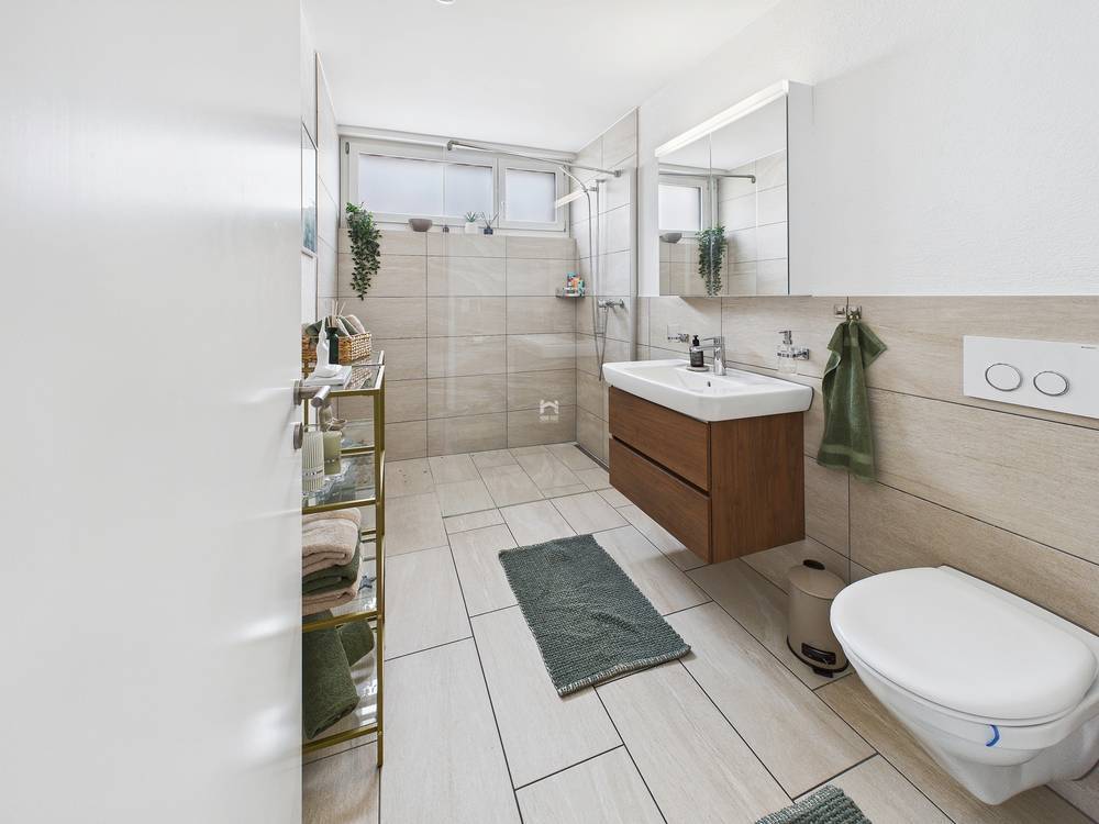Modernes Badezimmer mit hellem Tageslicht