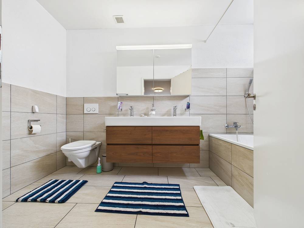 Modernes Badezimmer mit Wanne und Waschtisch