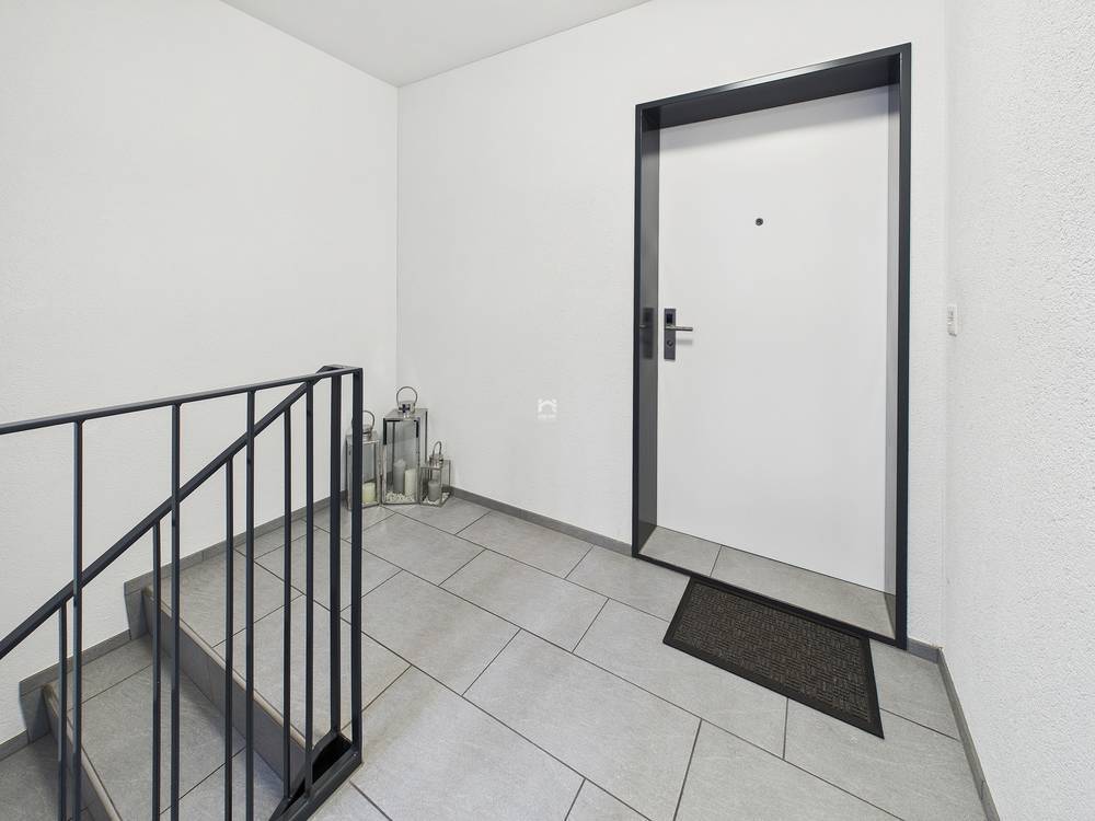 Eingangsflur mit Treppe und Haustür
