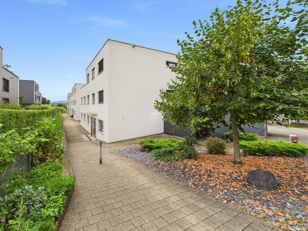 Außenansicht eines modernen Wohngebäudes mit Zugangspfad