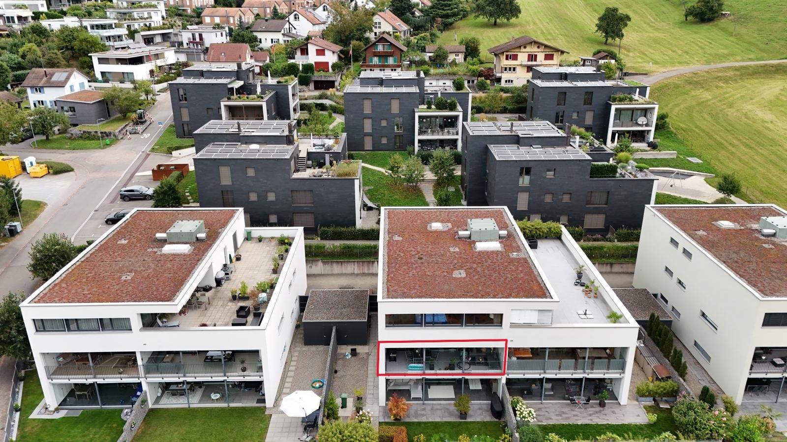Luftaufnahme einer modernen Wohnsiedlung mit Terrassenhäusern