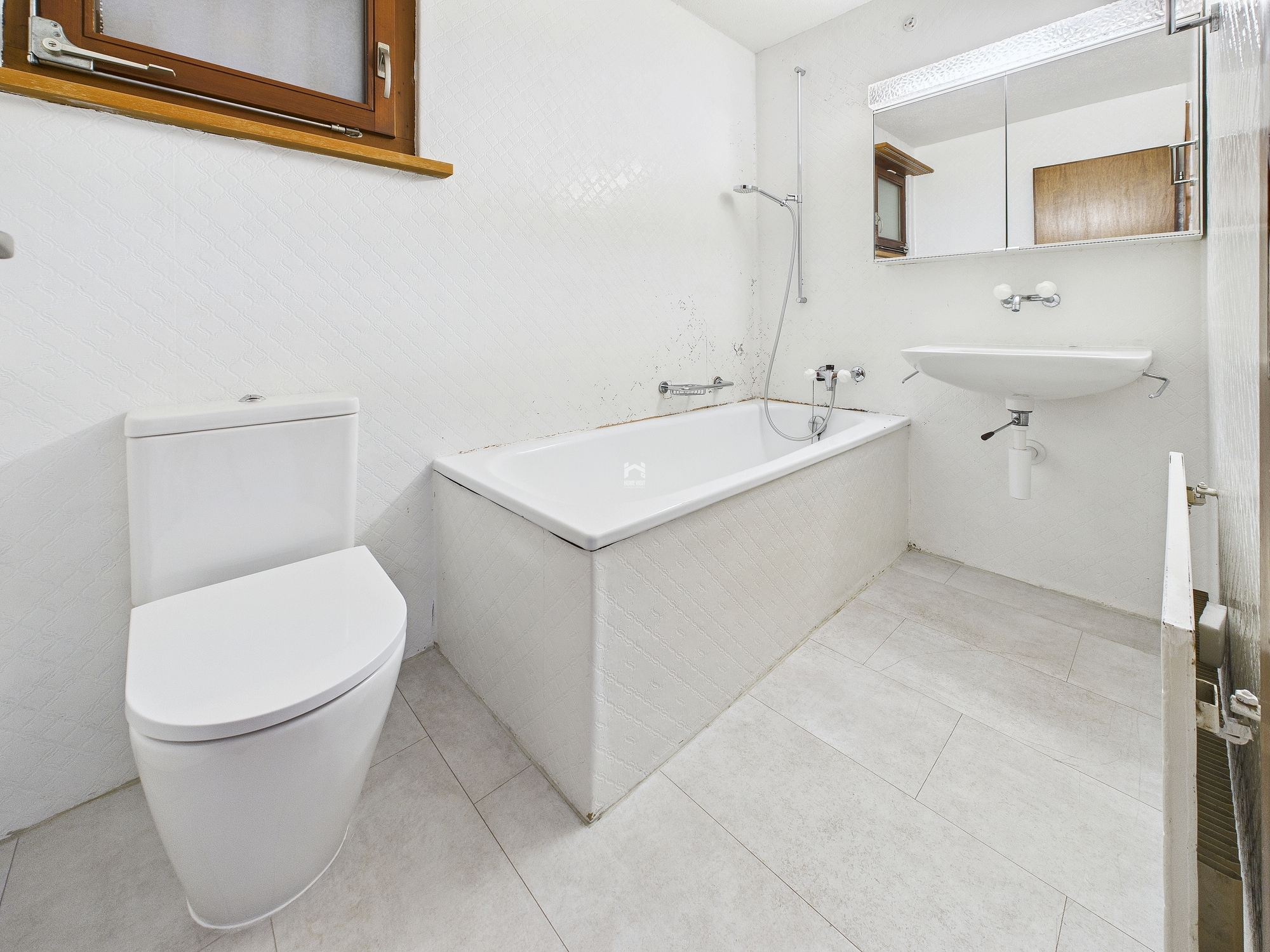 Kleines Badezimmer mit Badewanne und WC