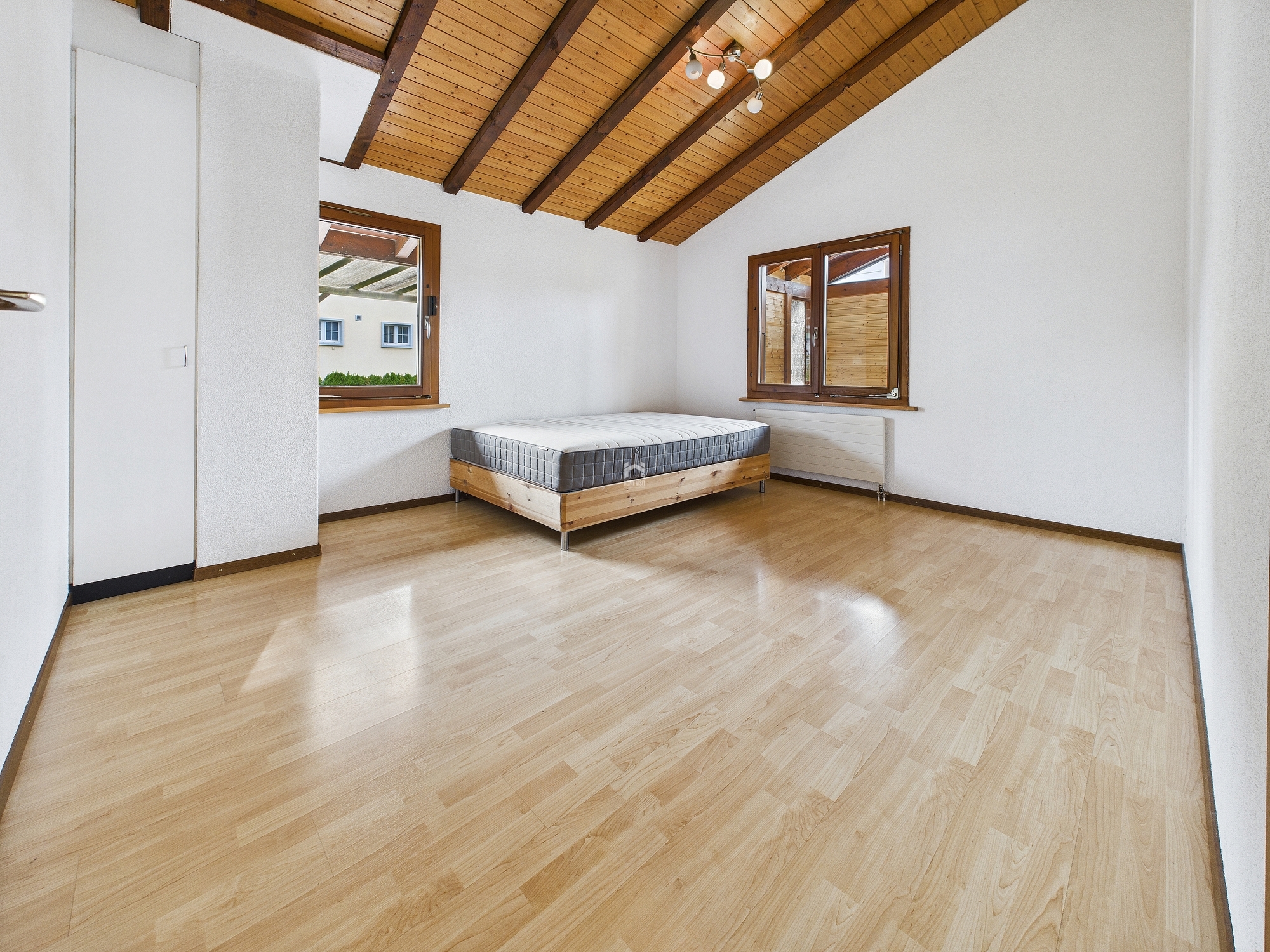Helles Schlafzimmer mit Holzdecke