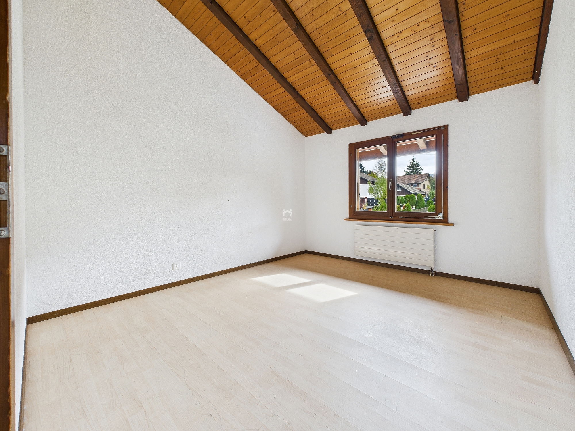 Leerer Dachraum mit Holzdecke und Fenster
