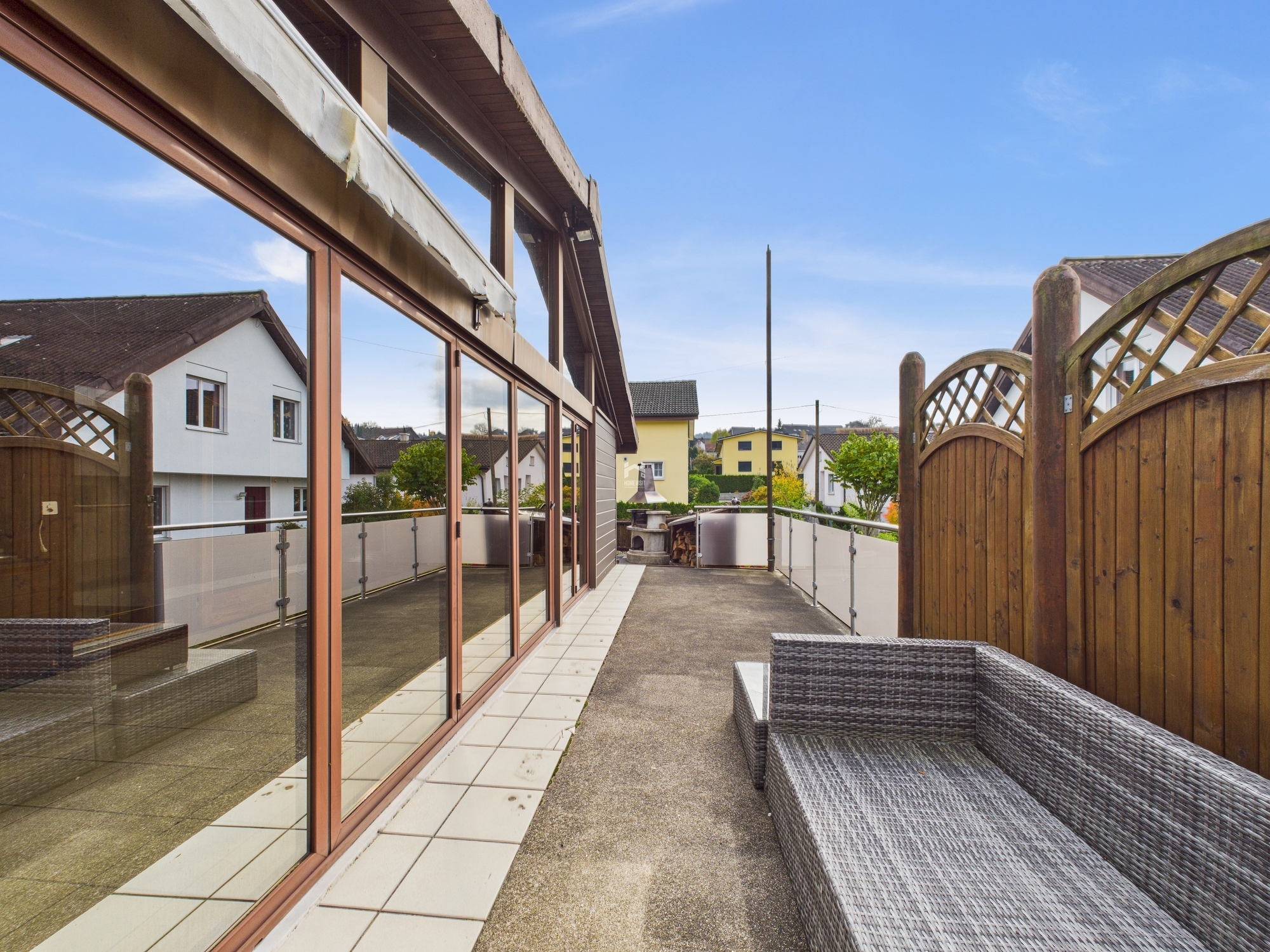 Dachterrasse mit Glasfront und Sitzbereich